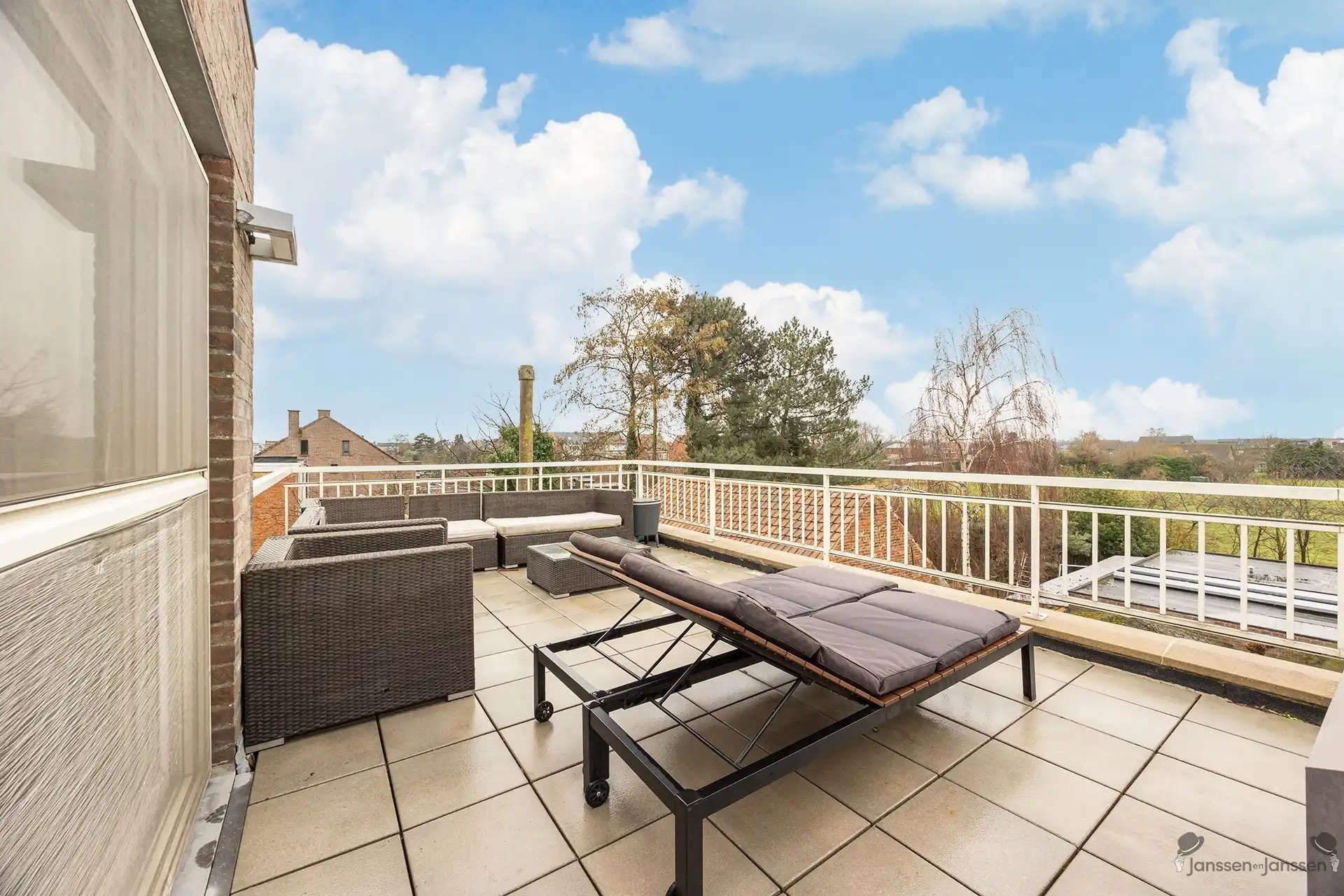 Appartement met uitzonderlijk ruim terras (36 m²) en garagebox te Hoevenen foto 2