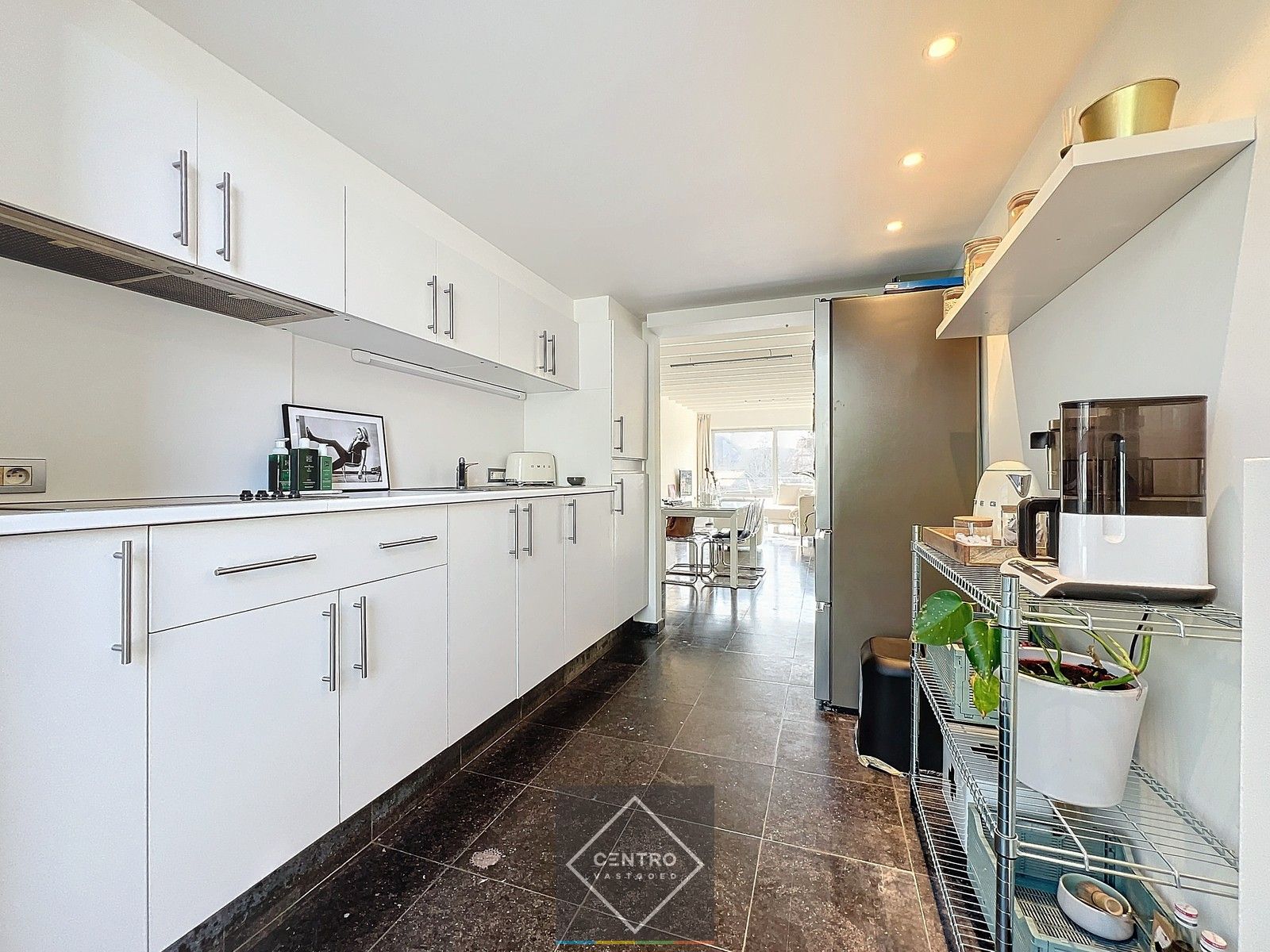 Gelijkvloerse kantoor/praktijkruimte én triplex appartement (met aparte toegangen) op het Kerkplein van Rumbeke! foto 5
