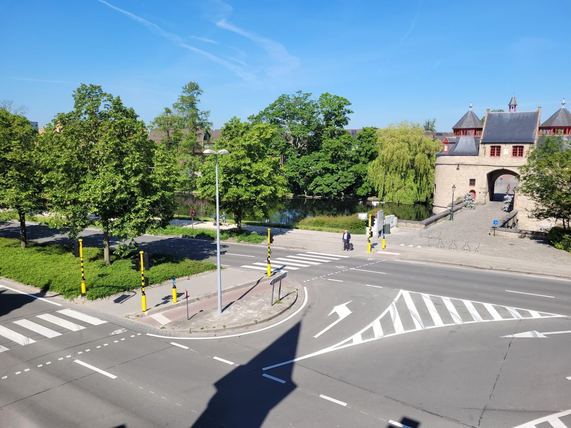 Kantoor gebouw of woonst in neo-gotische stijl met prachtige zichten op de Ezelpoort en het Stil Ende. foto 6