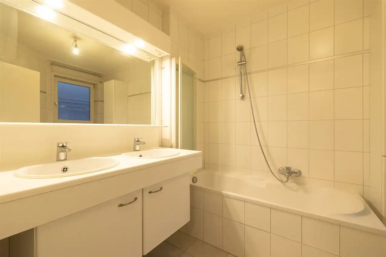 Stadswoning met vier slpk, garage te midden van centrum foto 17