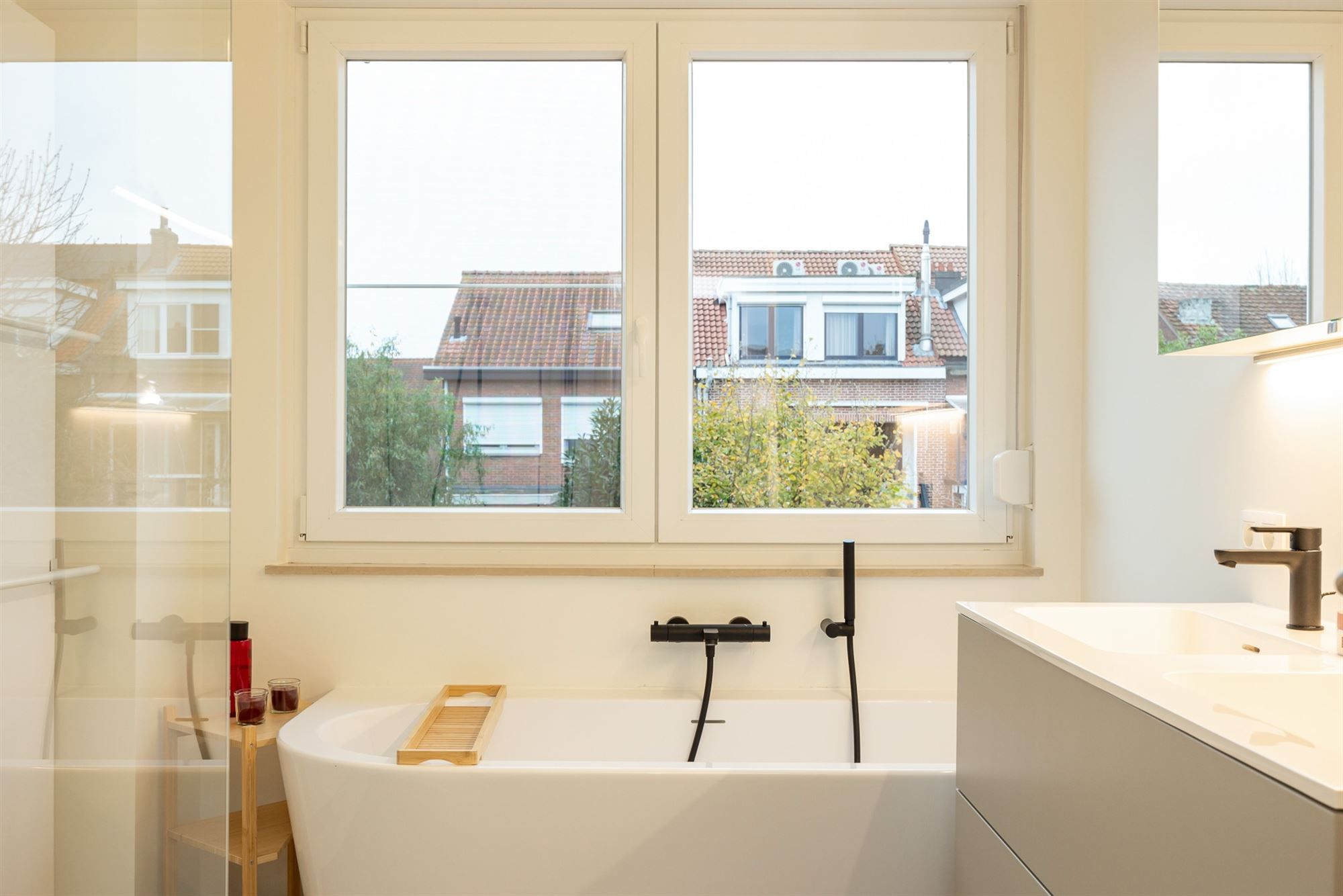 Ruime gezinswoning met drie slaapkamers en tuin foto 15
