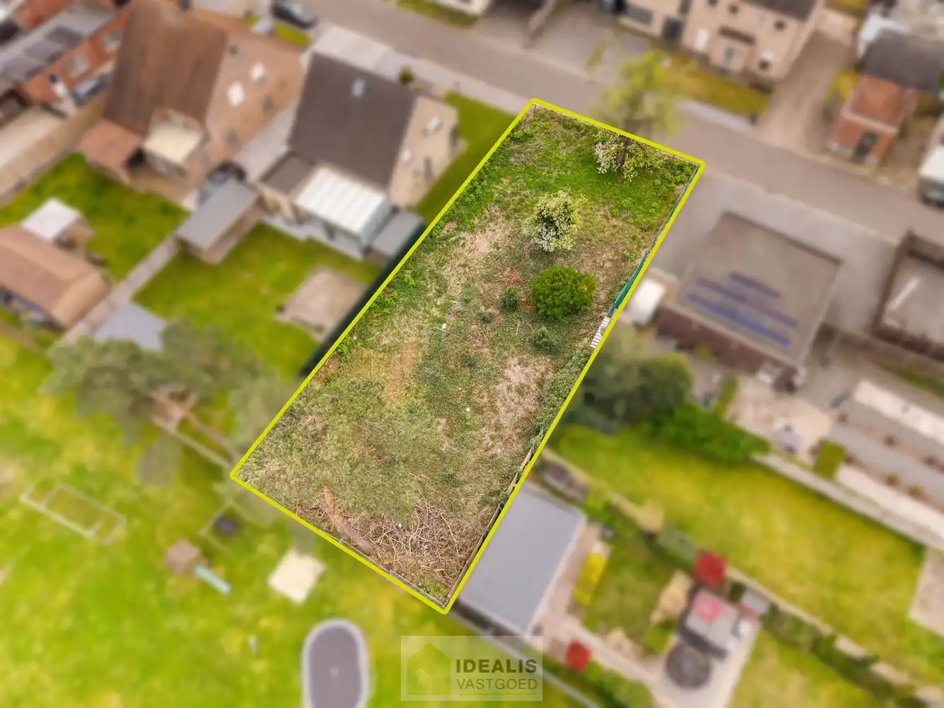 KNAPPE BOUWKAVEL VOOR OPEN BEBOUWING VAN 5A 42CA OP EEN GROENE RUSTIGE LOCATIE IN LOMMEL KOLONIE! Deze bouwkavel met een oppervlakte van 5a 42ca biedt de mogelijkheid voor het bouwen van een prachtige eengezinswoning op een heerlijke plek in een residentiële wijk. Zo zijn basisschool, supermarkt, bakker, apotheek, horeca op fietsafstand bereikbaar. Daarnaast is de bouwkavel gelegen op een steenworp van de grens met Nederland! foto 5