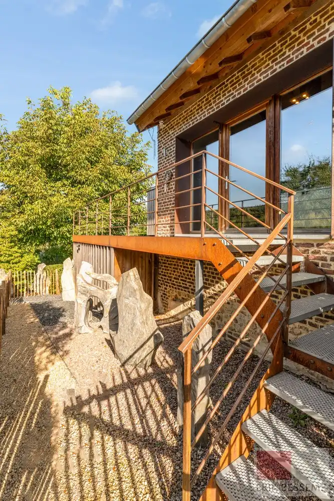 Indrukwekkend en uiterst charmant vakwerk landhuis, Veurs 31 te Sint-Martens-Voeren hartje Voerstreek. foto 9