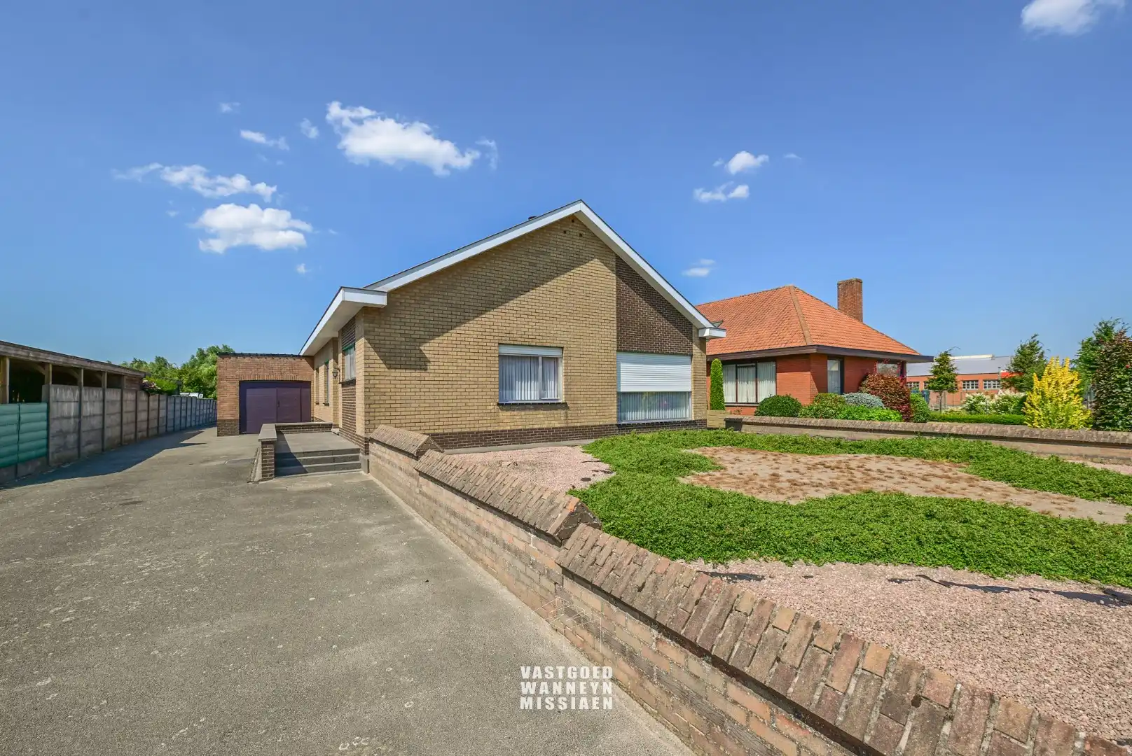 Hoofdfoto van de publicatie: Te renoveren gelijkvloerse woning met  3slpk, garage, tuin op 1290m2