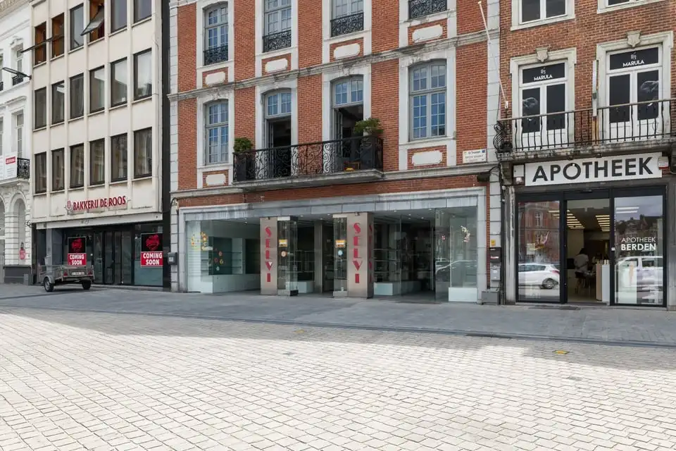 ICONISCH HANDELSPAND MET LUXUEUZE WOONST OP DE GROTE MARKT VAN SINT-TRUIDEN foto 50