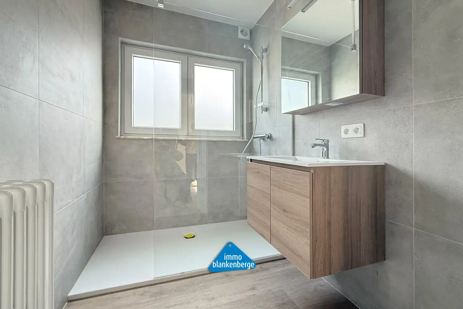 Volledig gerenoveerd ruim 2 slaapkamer appartement foto 9