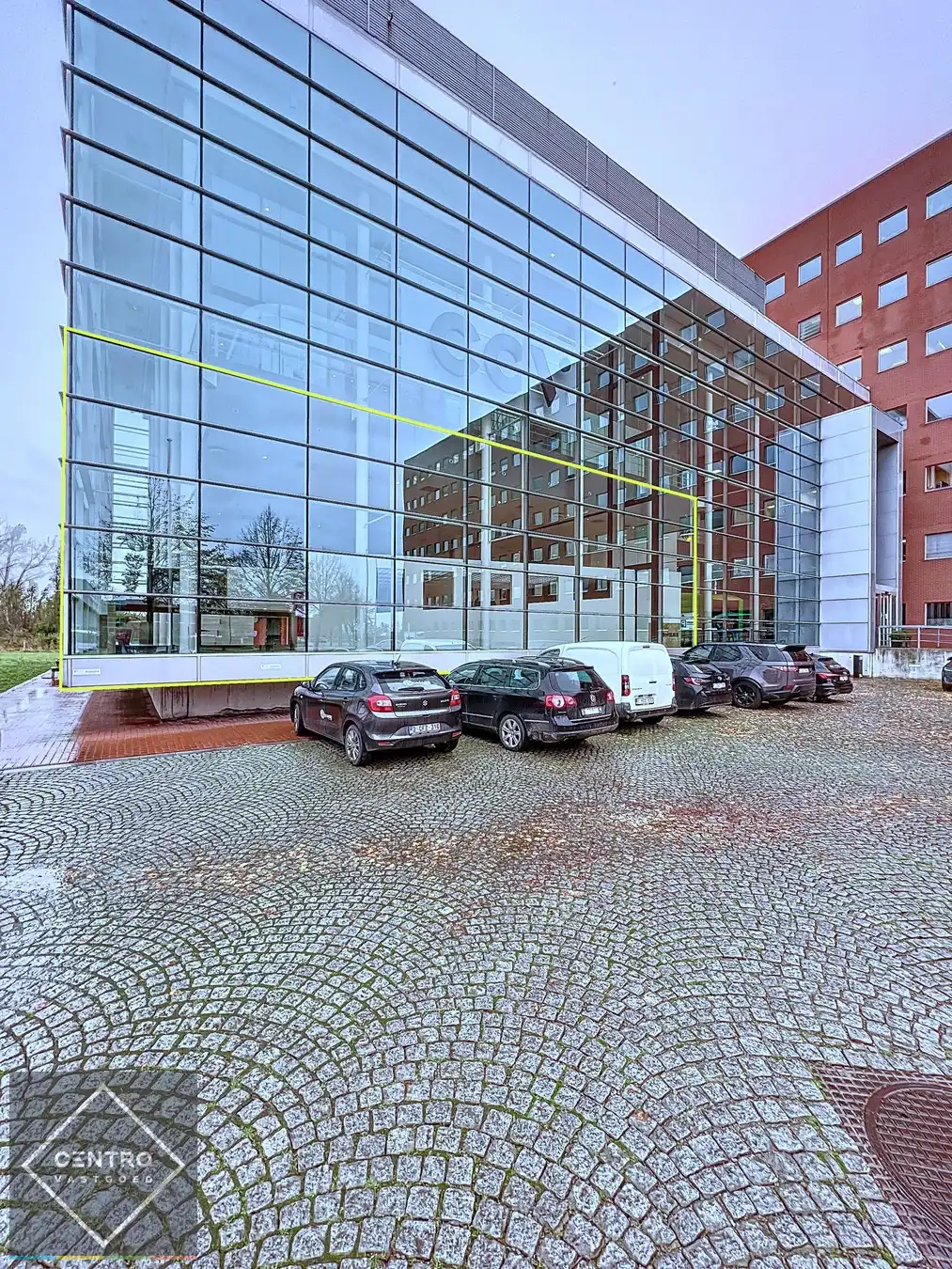 Instapklare KANTOORRUIMTE (± 225m²) - ALL-IN formule (huur, verbruik, randaccomodatie, etc.) te IEPER. foto 2