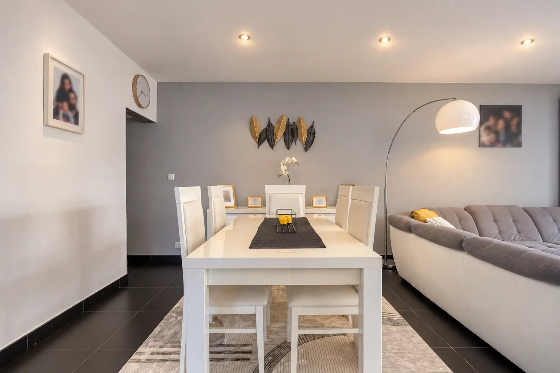 Ruime gezinswoning van 215 m² met vier à vijf slaapkamers en tuin foto 6