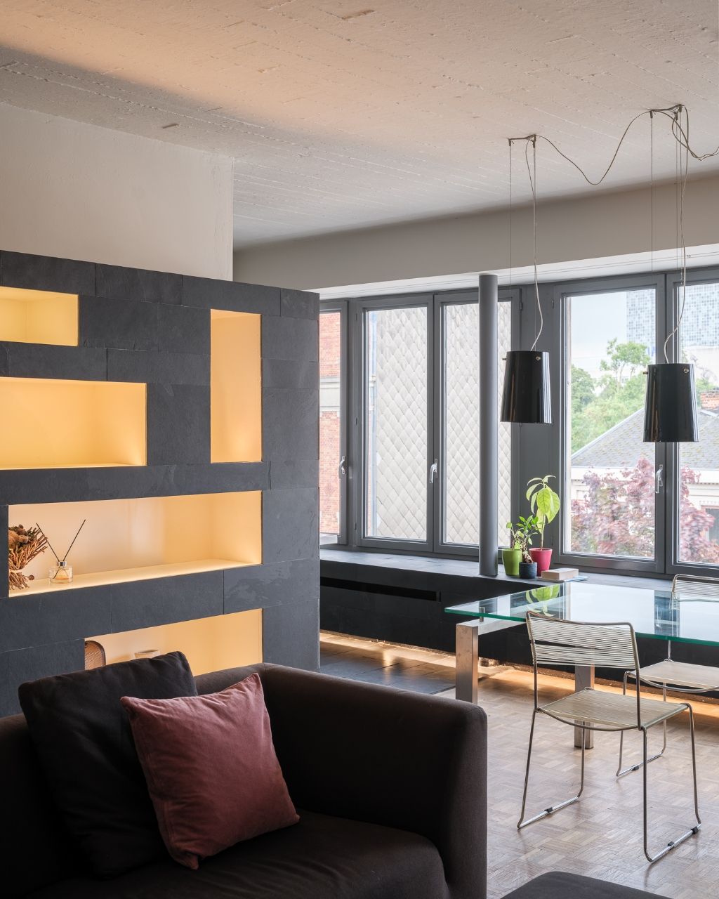 Tijdloos wonen in een ontwerp van Fabiaan Van Severen – nabij het Citadelpark foto {{pictureIndex}}