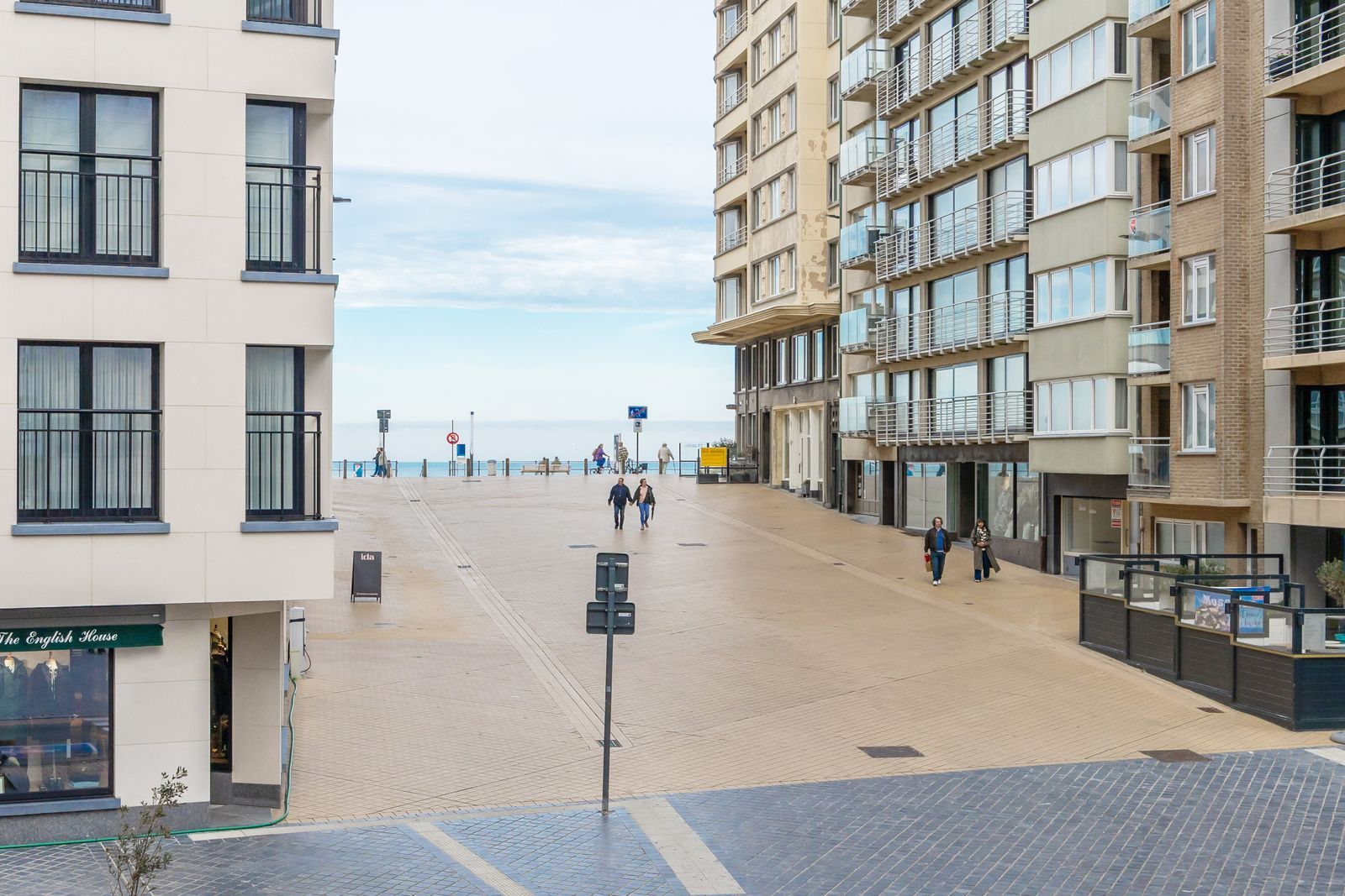 Fenomenaal gerenoveerd hoekappartement met 2 slpk pal aan het strand foto 7