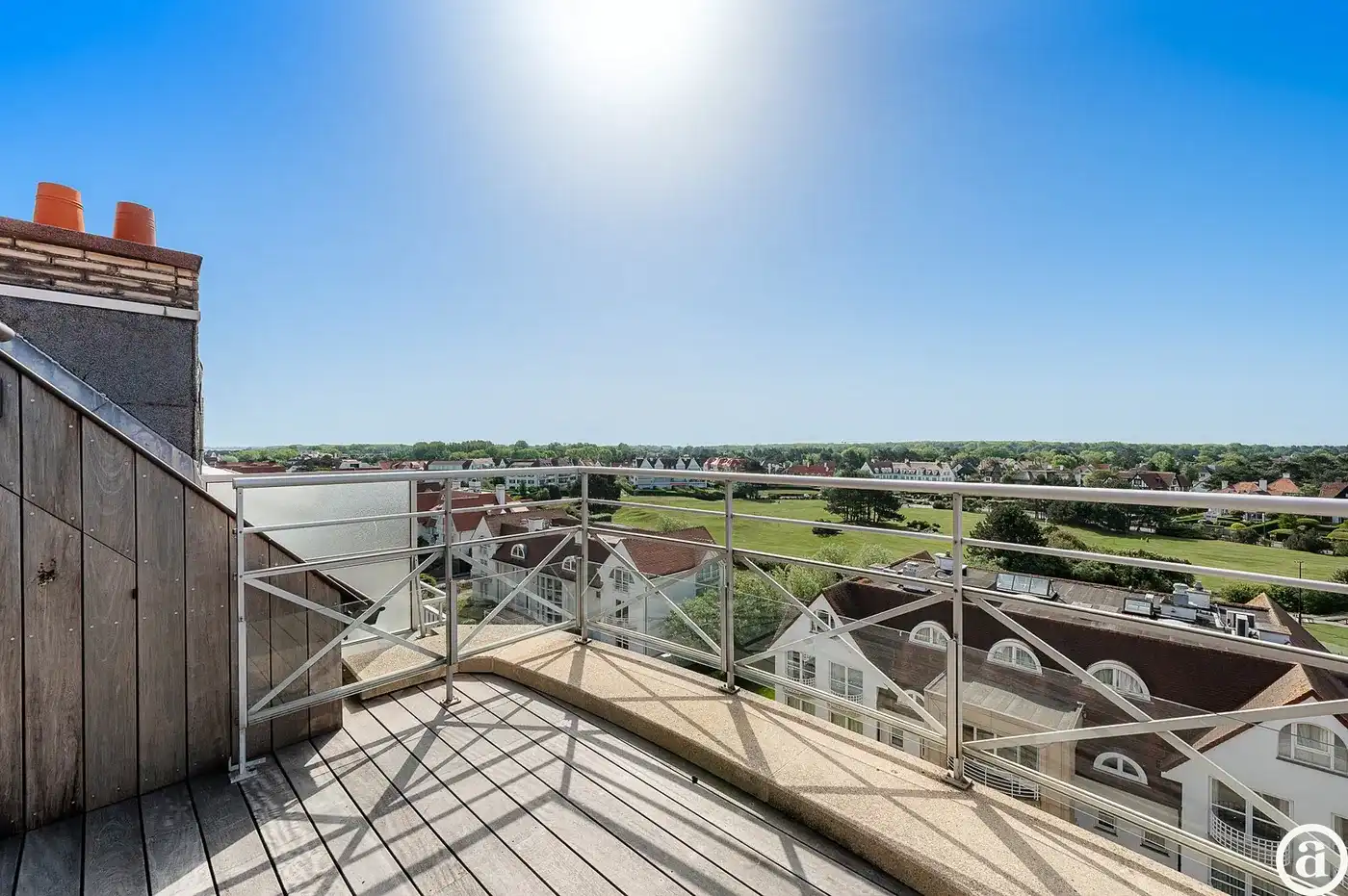 Zonnig gerenoveerd duplex penthouse appartement te Zoute.  foto {{pictureIndex}}