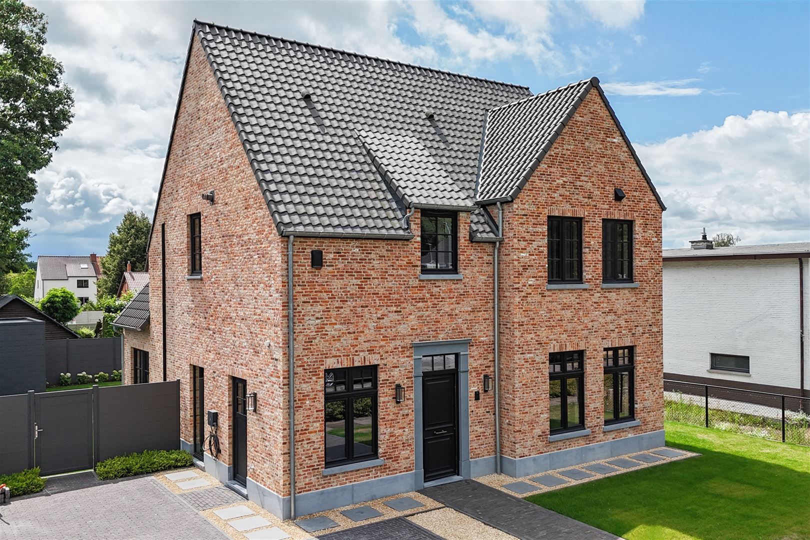 Prachtige woning met tuin en zwembad. foto {{pictureIndex}}