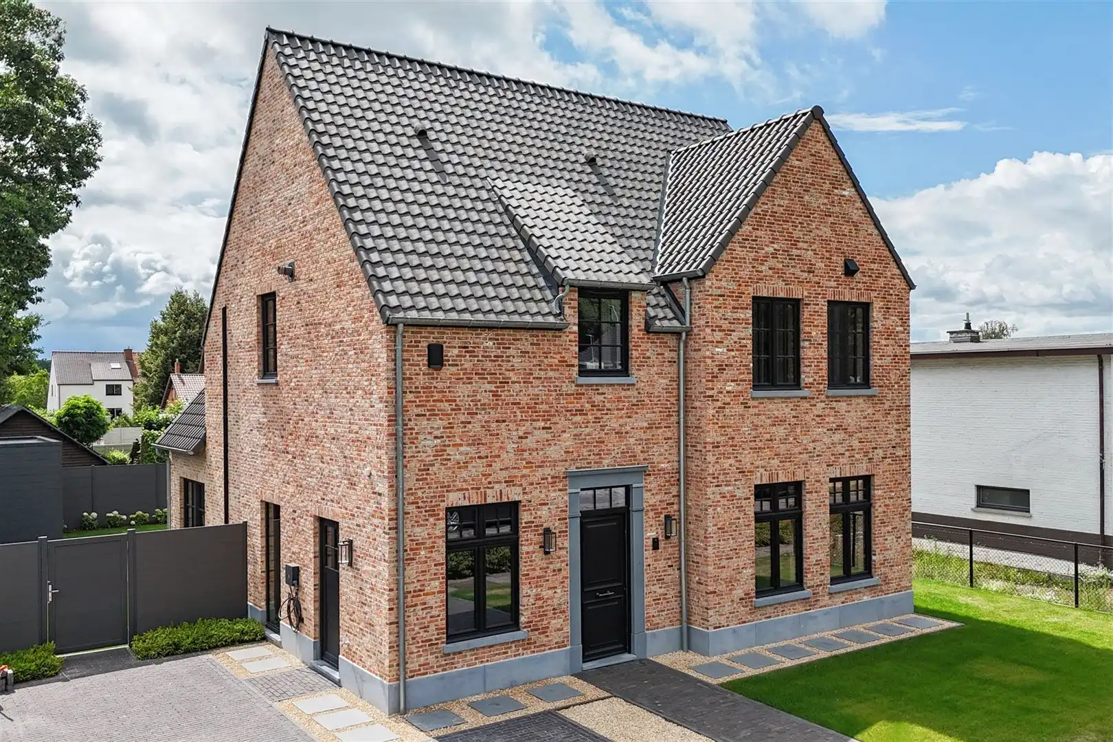 Prachtige woning met tuin en zwembad. foto {{pictureIndex}}