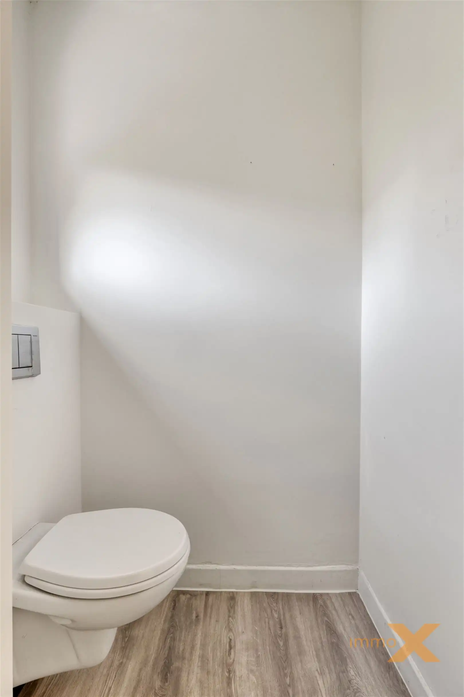 LICHTRIJKE WONING MET OPRIT EN RUIME TUIN foto 9