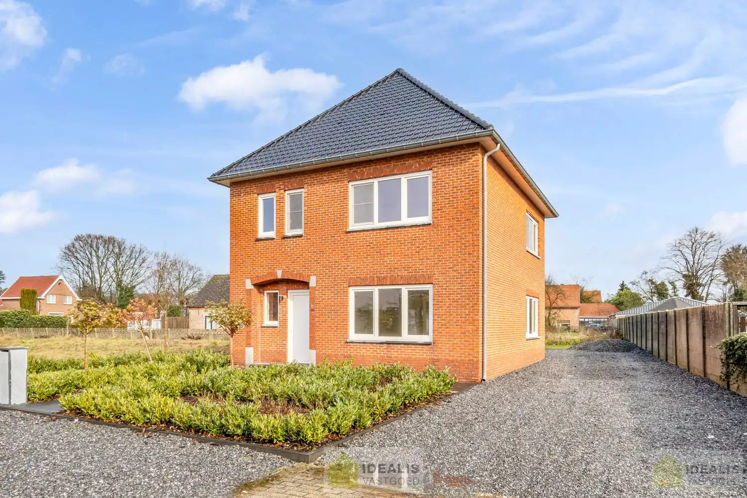 IDEALIS VASTGOED – Schitterend volledig vernieuwde woning met een heerlijke open leefruimte, luxe keuken, 3 ruime slaapkamers, twee badkamers én een ruime wasplaats! Dit heerlijke huis bevindt zich op een perceel van maar liefst 7a 94ca vlak bij het centrum van Eksel - EEN MUST VISIT! - foto 3