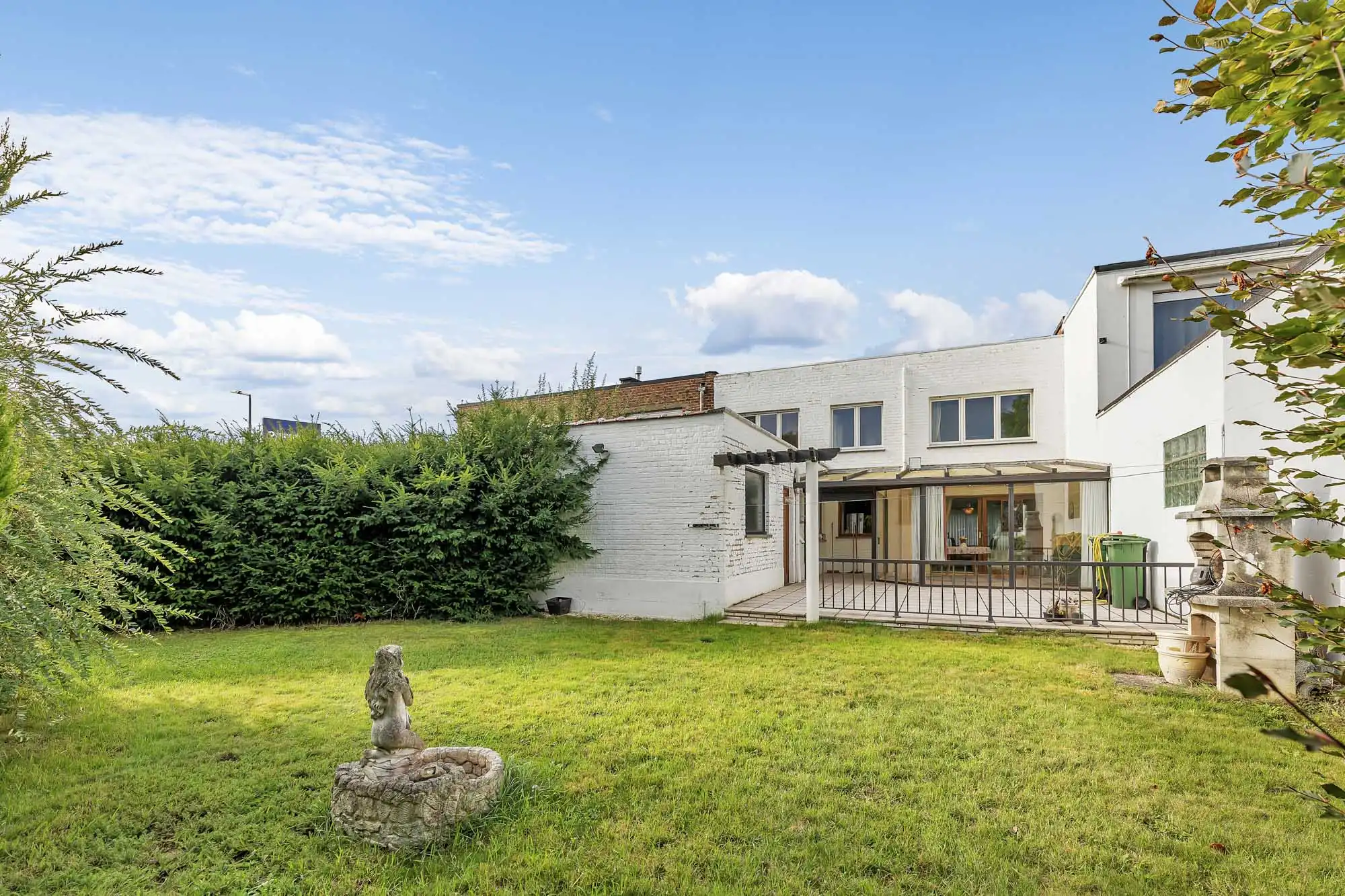 Robuuste woning met ruime garage en tuin foto 21