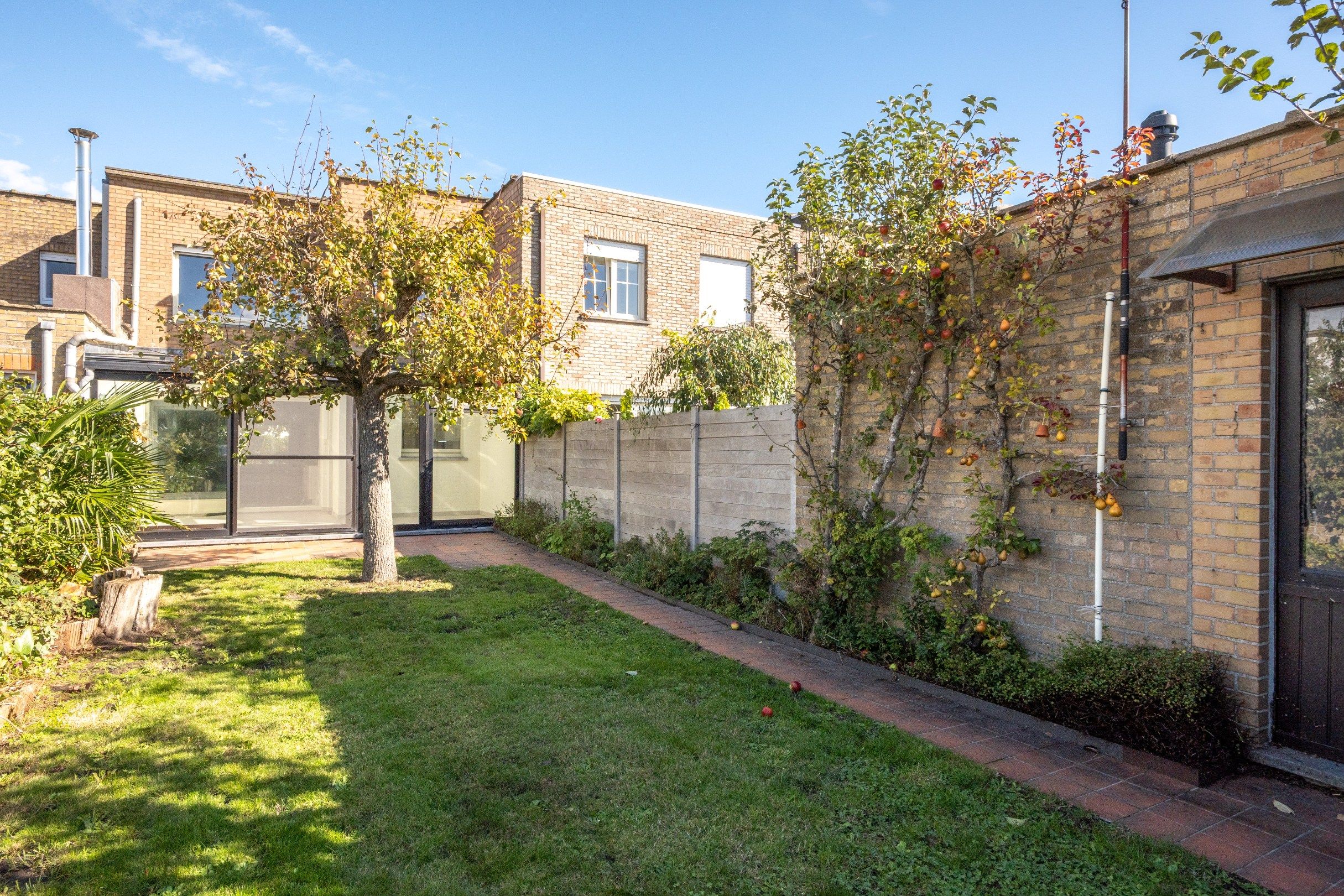 Ruime woning met 3 garages en tuin te Knokke foto {{pictureIndex}}