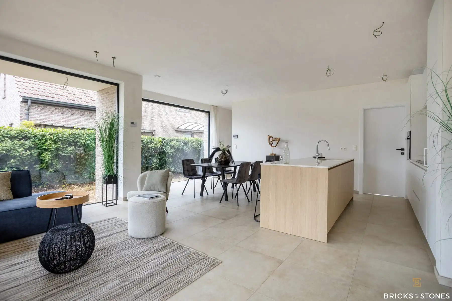 Stijlvolle nieuwbouwwoning met tuin, 3 slpks & 2 badk foto {{pictureIndex}}