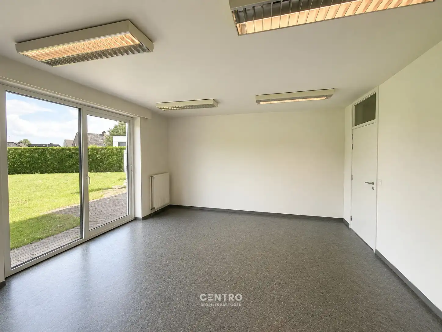 Ruim (430m²), multifunctioneel pand (bewoning, kantoor, praktijk, horeca, ...)  op ZICHTLOCATIE langs invalsweg Roeselare (vlakbij de ring R32). foto 12