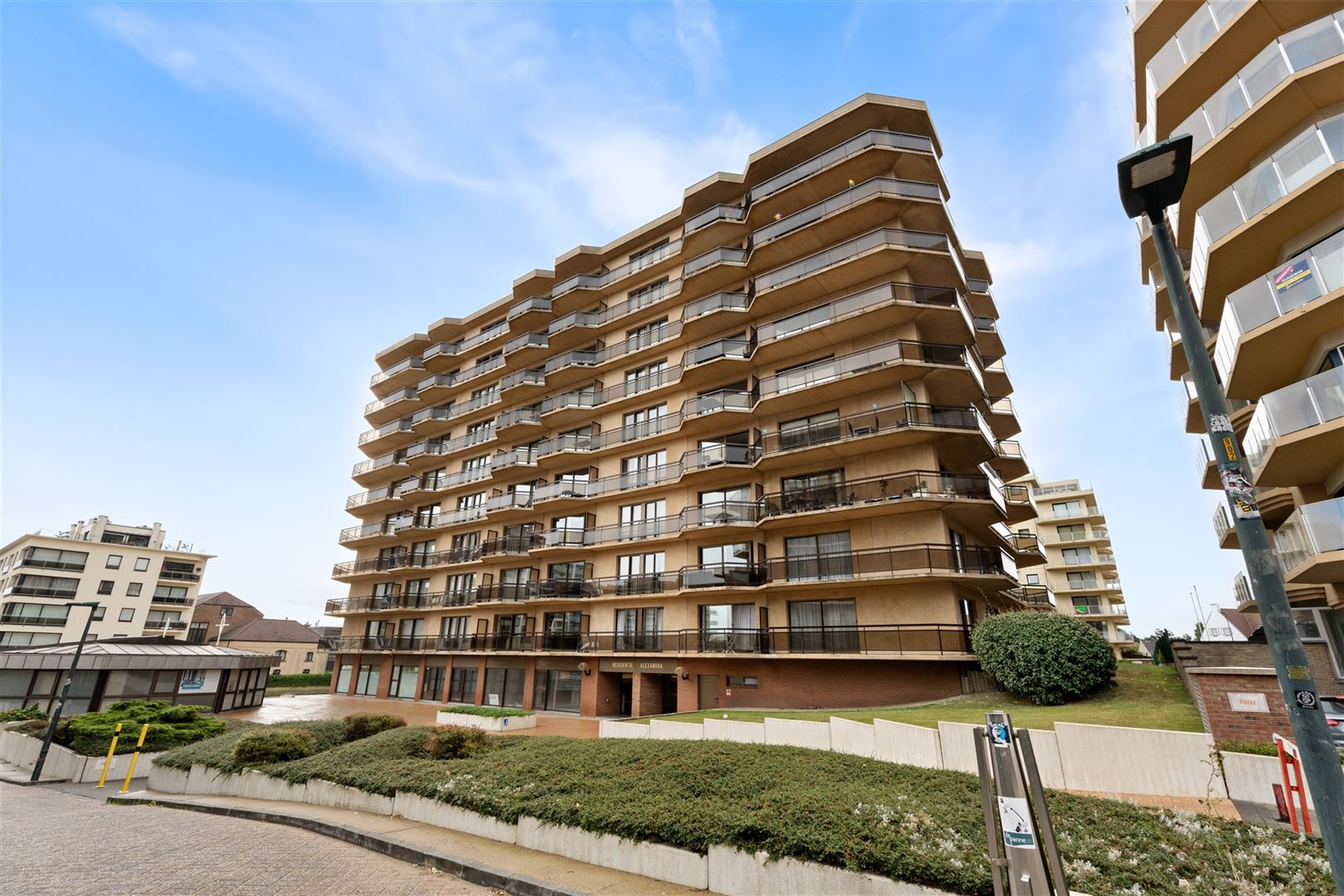 Grote vernieuwde zuidgerichte studio met groot terras foto 15