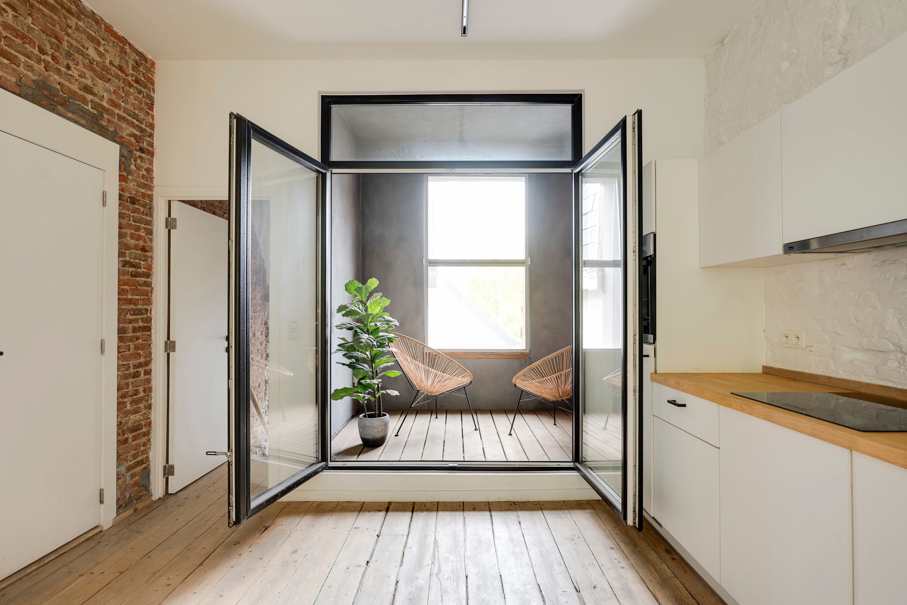 Bemeubelde cityloft met terras op het hippe Zuid foto 9