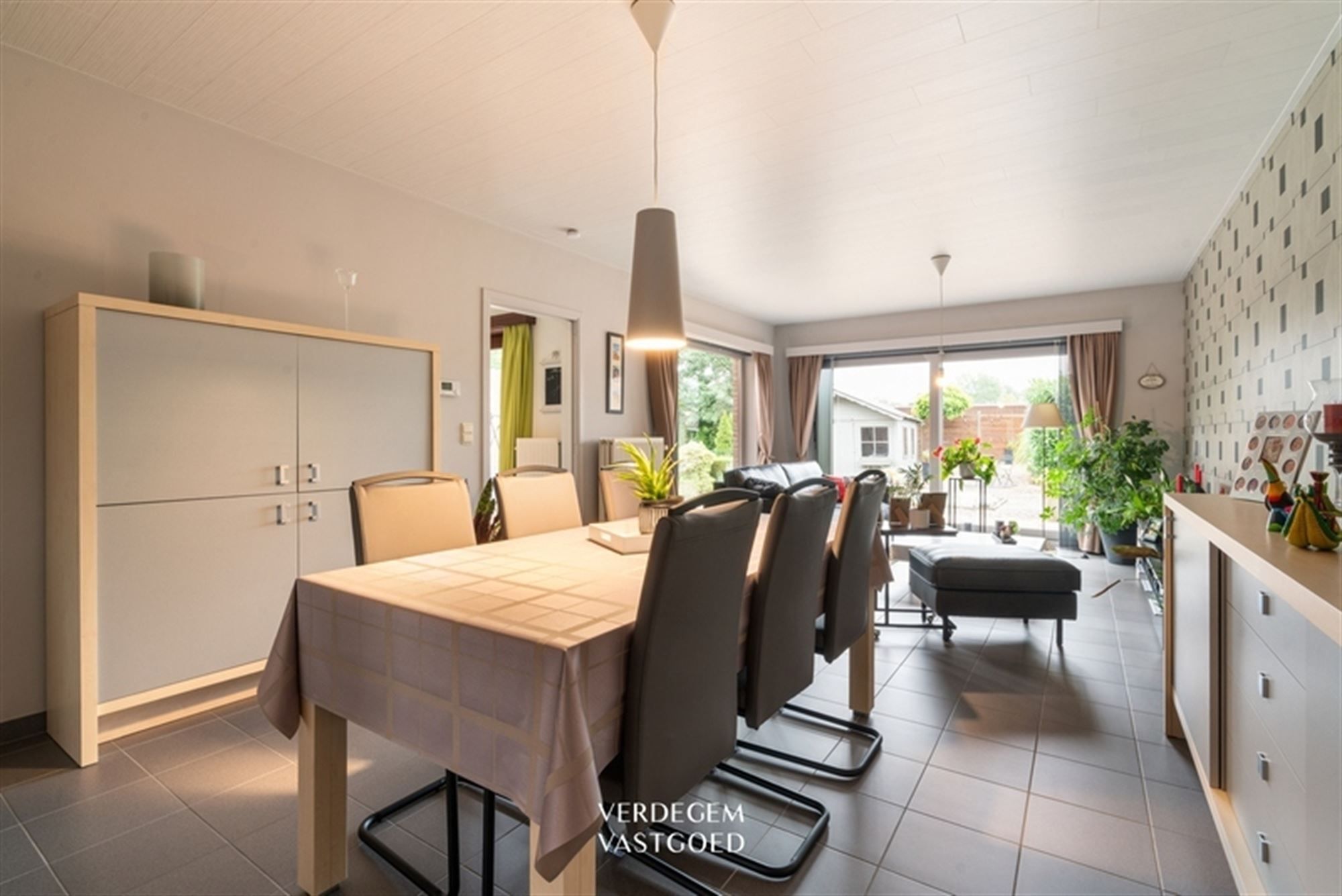 Instapklare woning met 3 slaapkamers, carport en fijne tuin foto 3