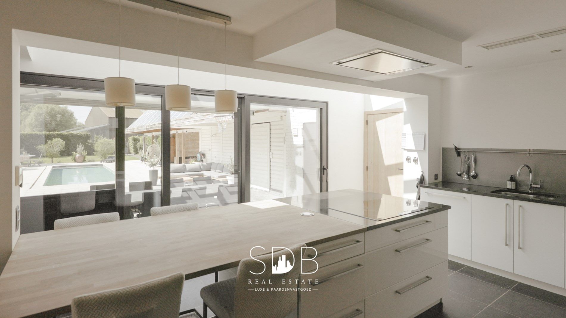 Prachtige hedendaagse villa met gezinstuin en zwembad op 1.387m² foto 10