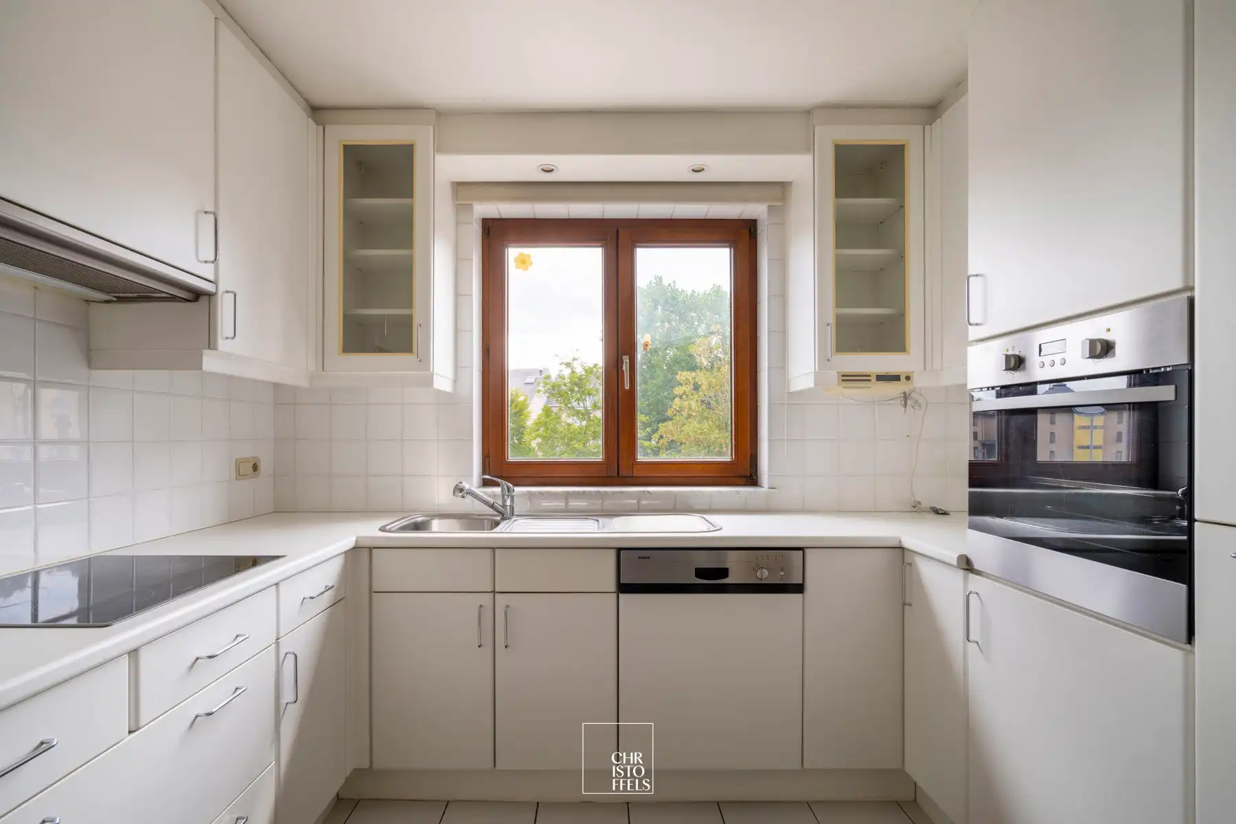 Riant appartement (239m²) met twee garageboxen in Lanaken-centrum! foto 8