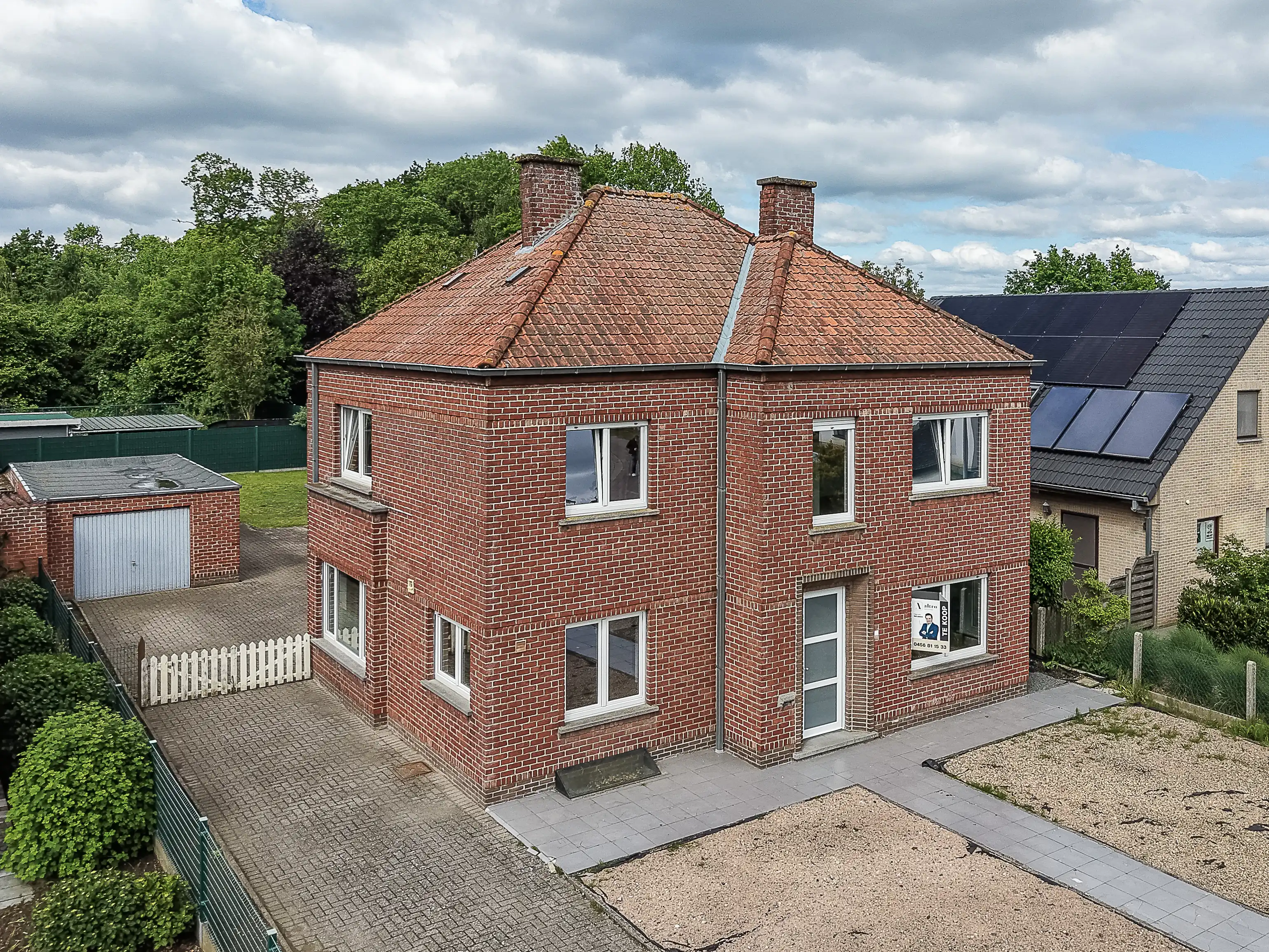 Charmant en verrassend ruim huis te koop in Aalter foto {{pictureIndex}}