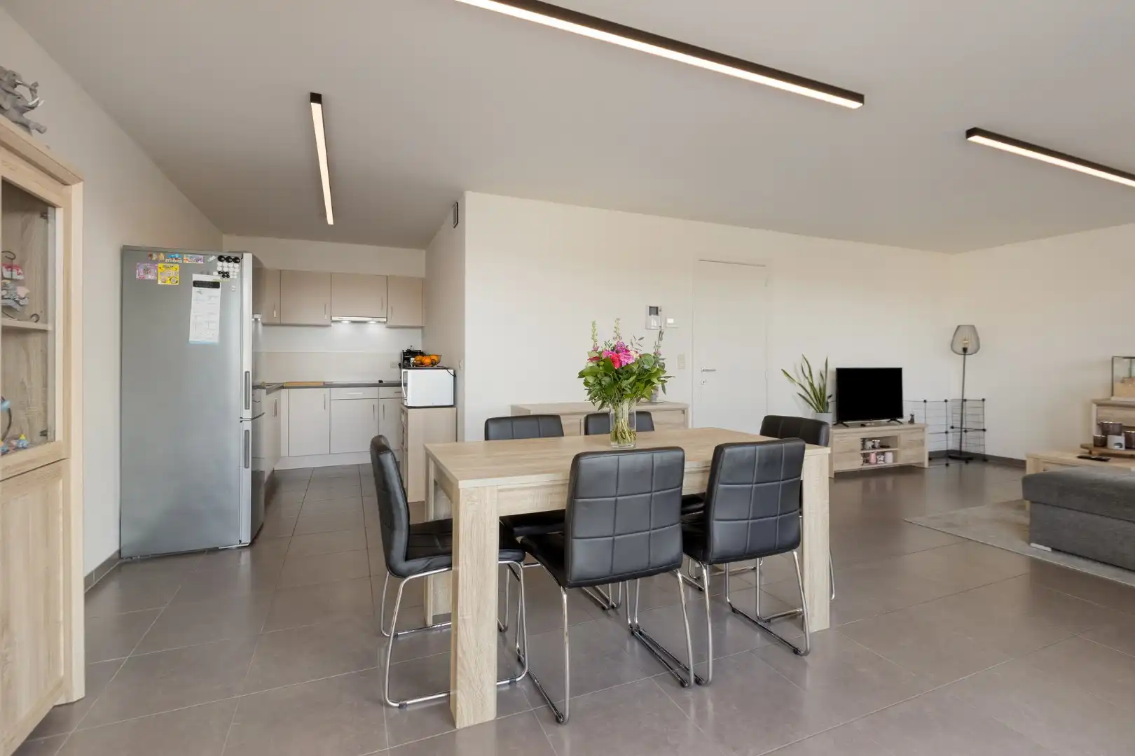 LICHTRIJK APP. VAN 90M² MET 2 SLPK., TERRAS en AUTOSTANDPLAATS OP TOPLOCATIE in BILZEN-HOESELT! foto 8