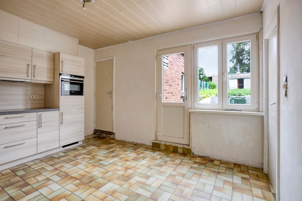 Op te knappen gezinswoning op centrale locatie in Riemst foto 9
