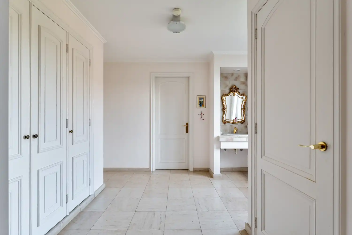 Residentieel gelegen villa met 4-5 ruime slaapkamers/bureau , 2 badkamers, 2 garages en een tuin op een perceel van 11a 71ca te Winksele gemeente Herent. foto 3