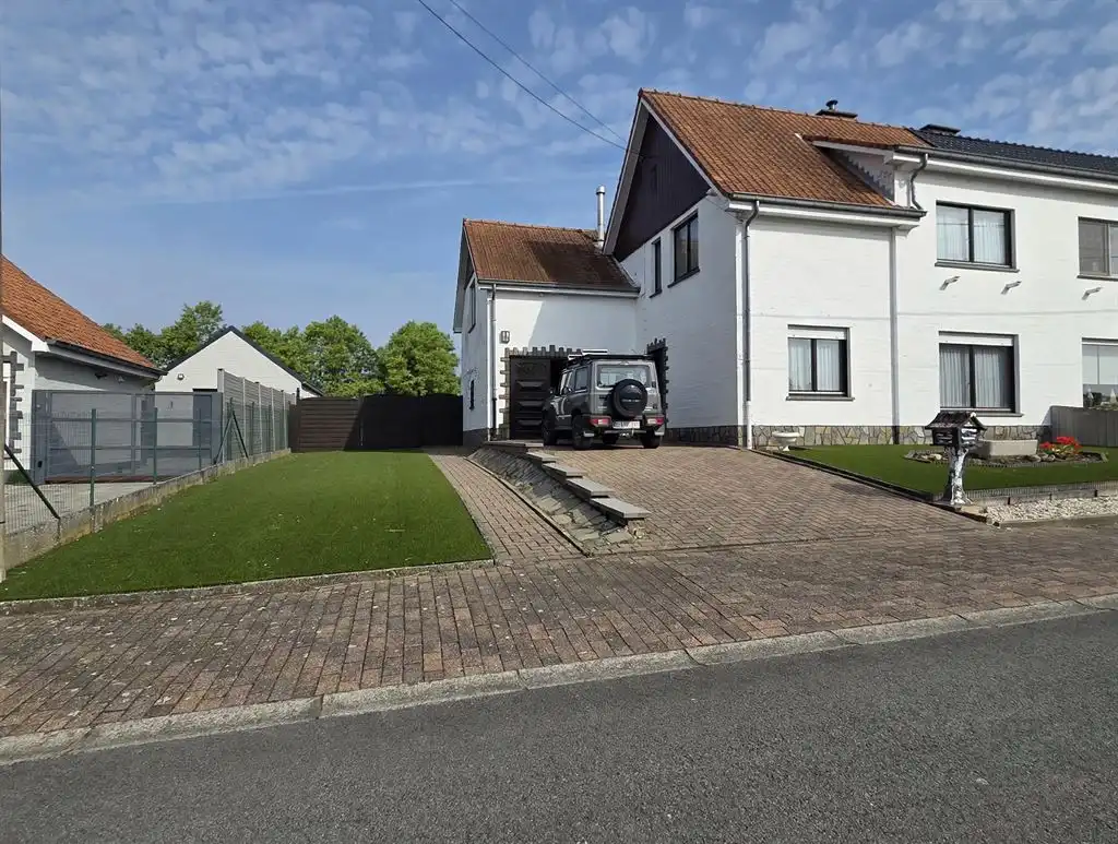 Ruime, op te frissen 3-gevelw met 4 slpks, gar en tuin foto {{pictureIndex}}