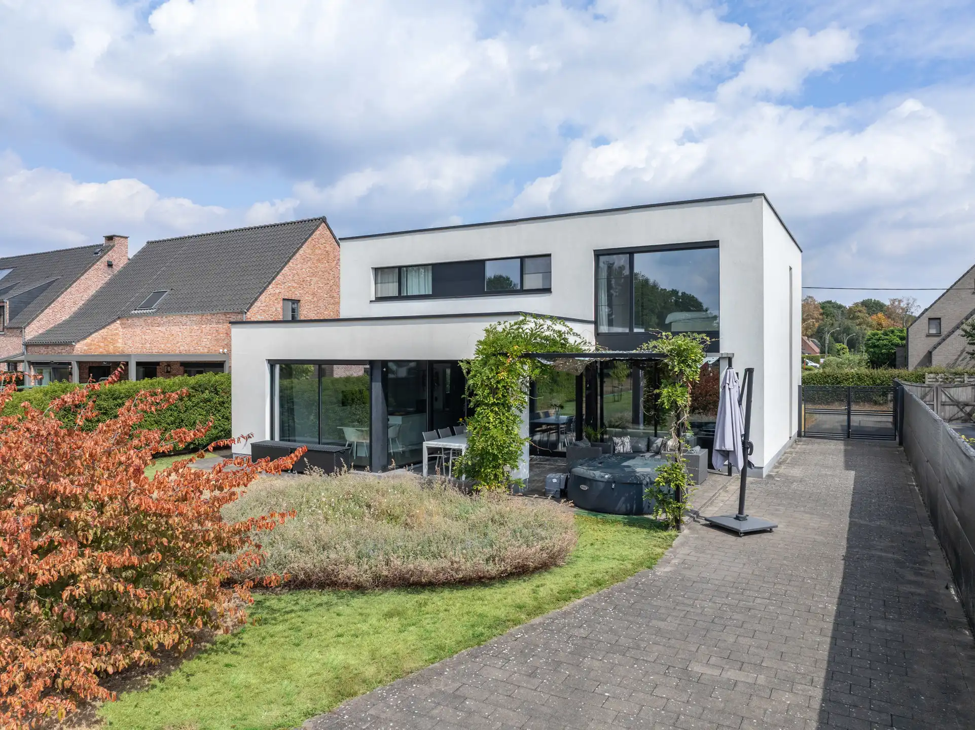 Moderne woning met tuin en bijgebouw in rustige wijk foto 22
