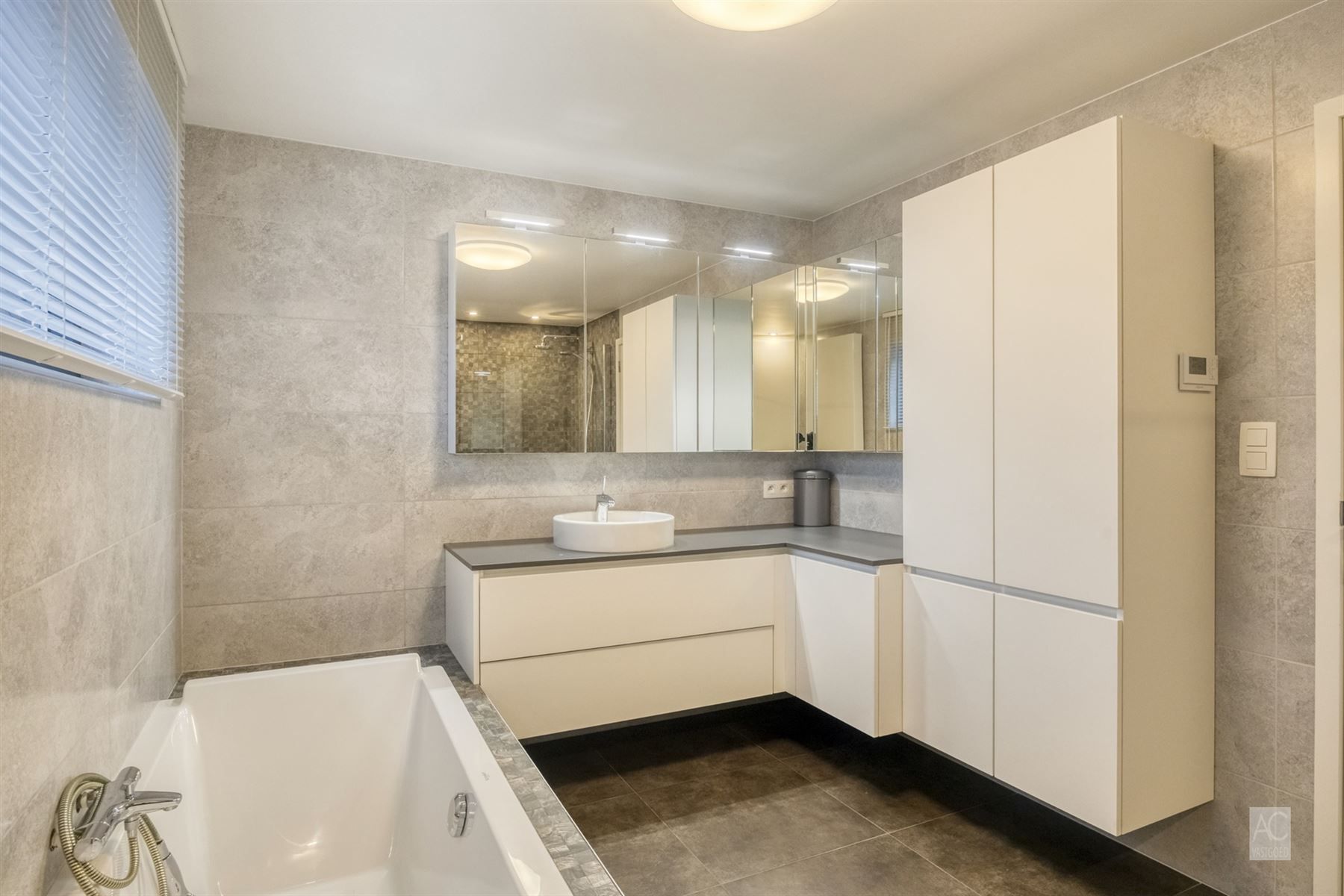 Recente halfopen bebouwing met 3 slaapkamers en garage foto 14