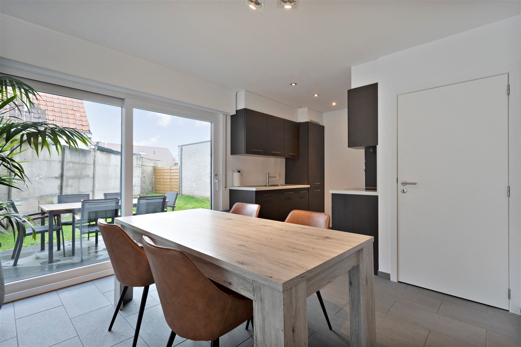 Appartement met tuin en privatieve autostaanplaats foto 2