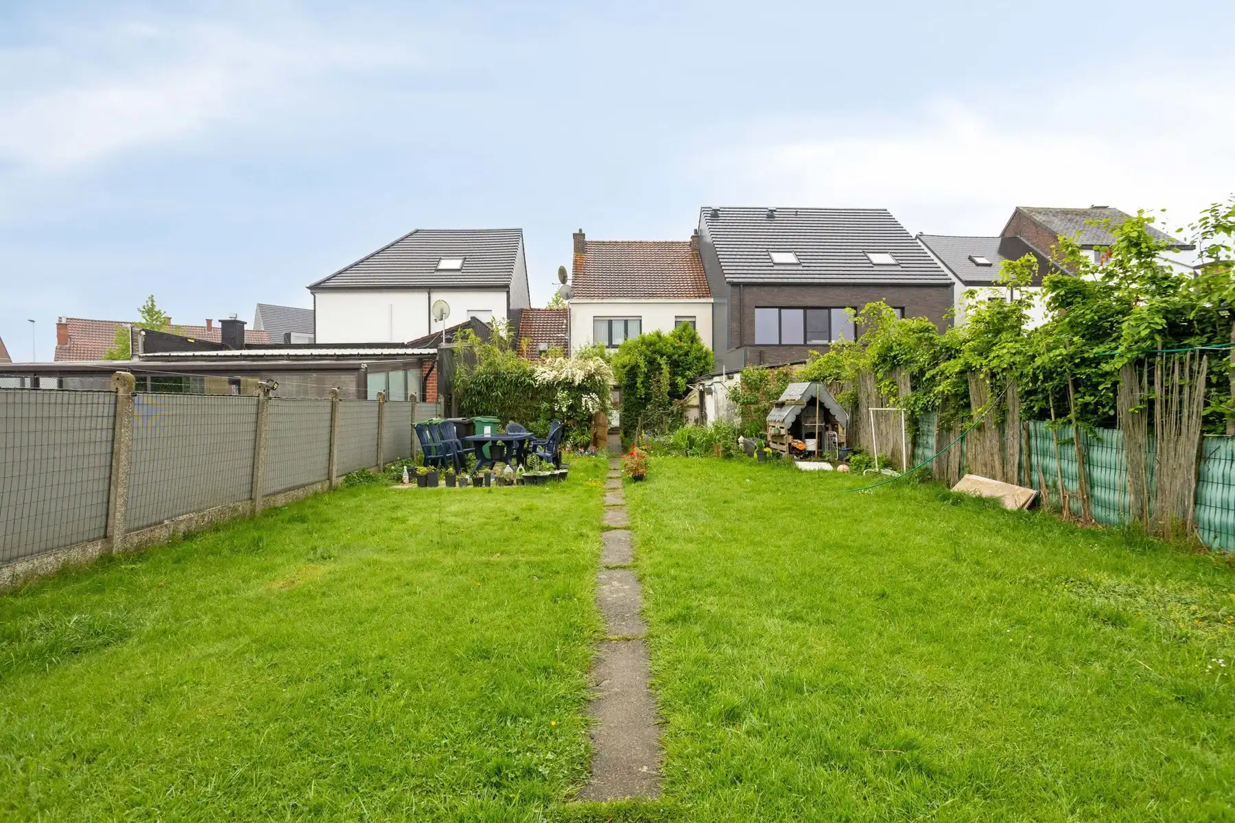 Hoofdfoto van de publicatie: Te moderniseren woning met tuin en garage te Denderleeuw