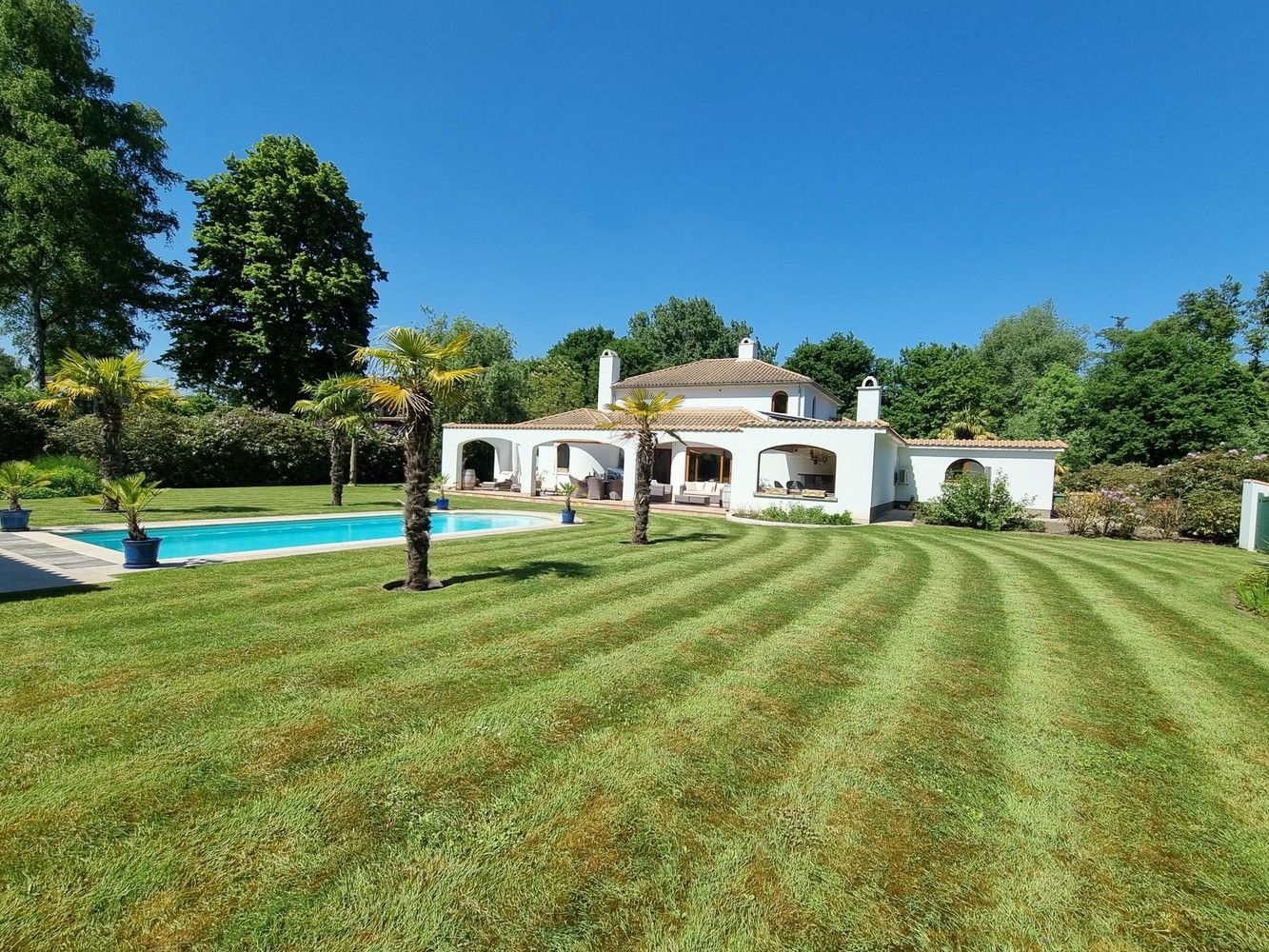 Spaanse villa, zeer rustig gelegen en gekaderd in een mooi verzorgde tuin voorzien van zwembad foto {{pictureIndex}}