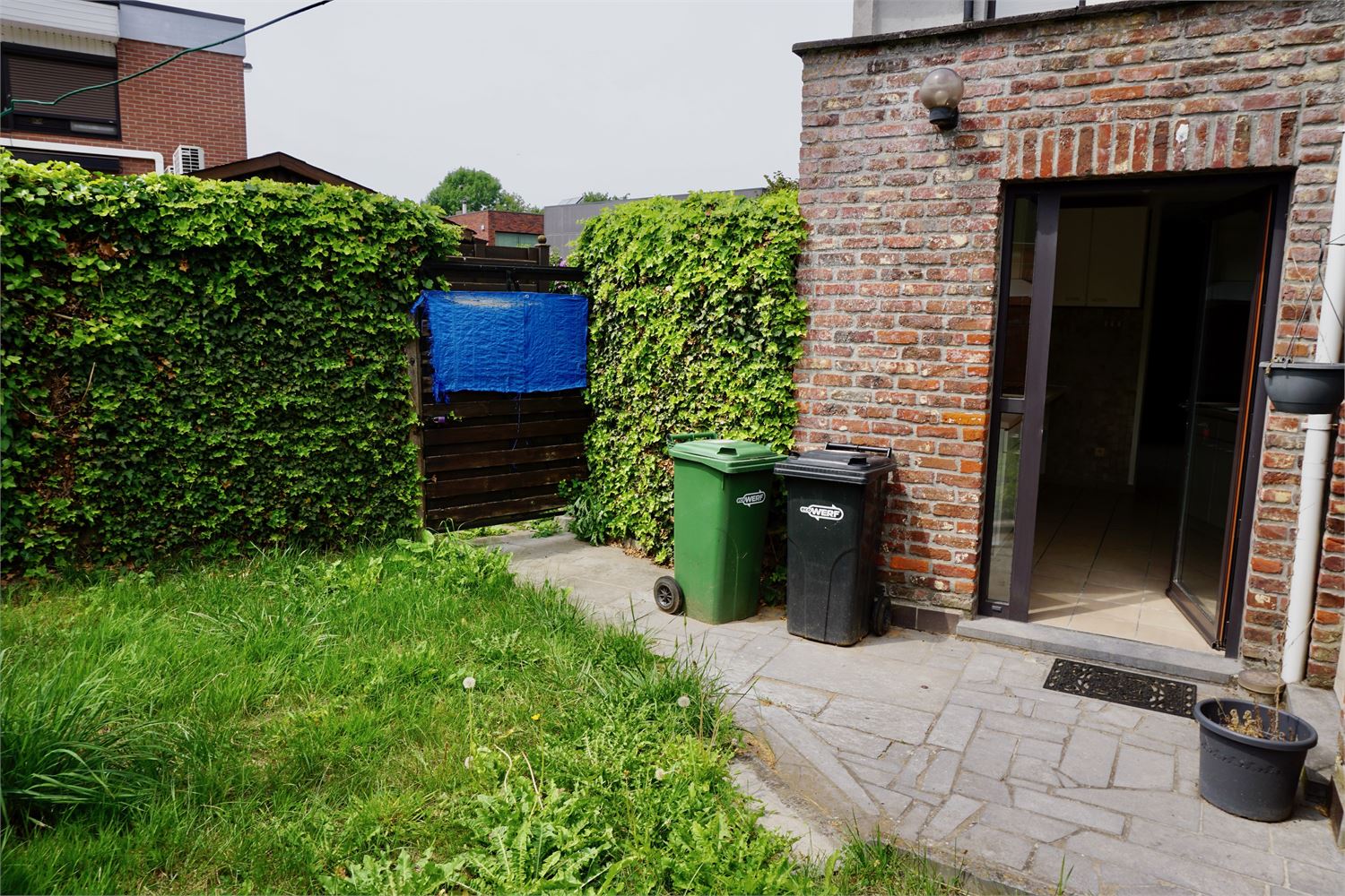 Charmante woning met 3 slaapkamers en kleine tuin. foto 2