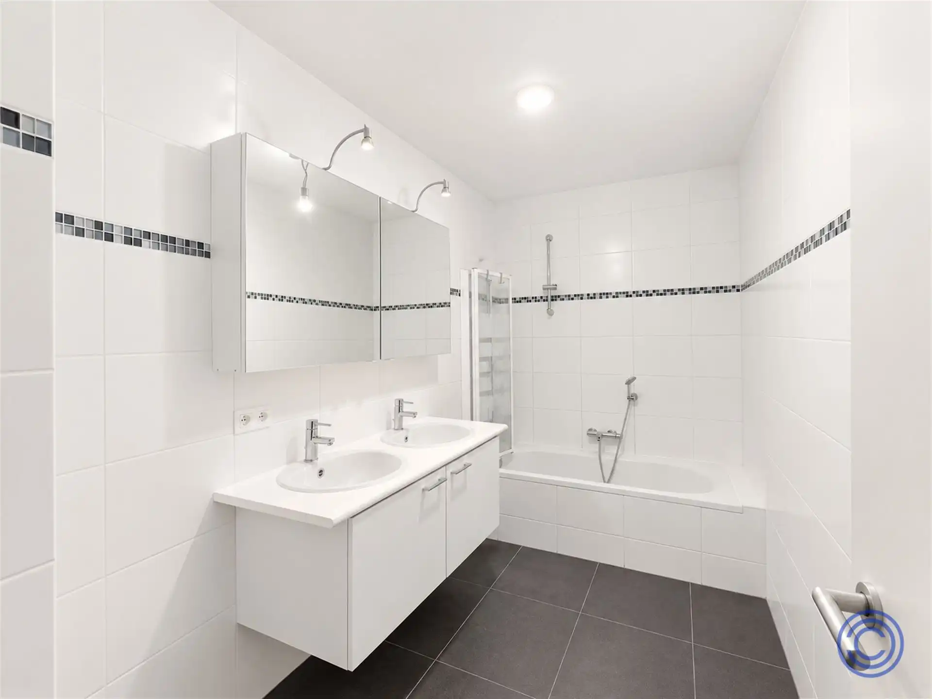 Instapklaar 2-slpk appartement met terras in groene stadsomgeving! foto 7