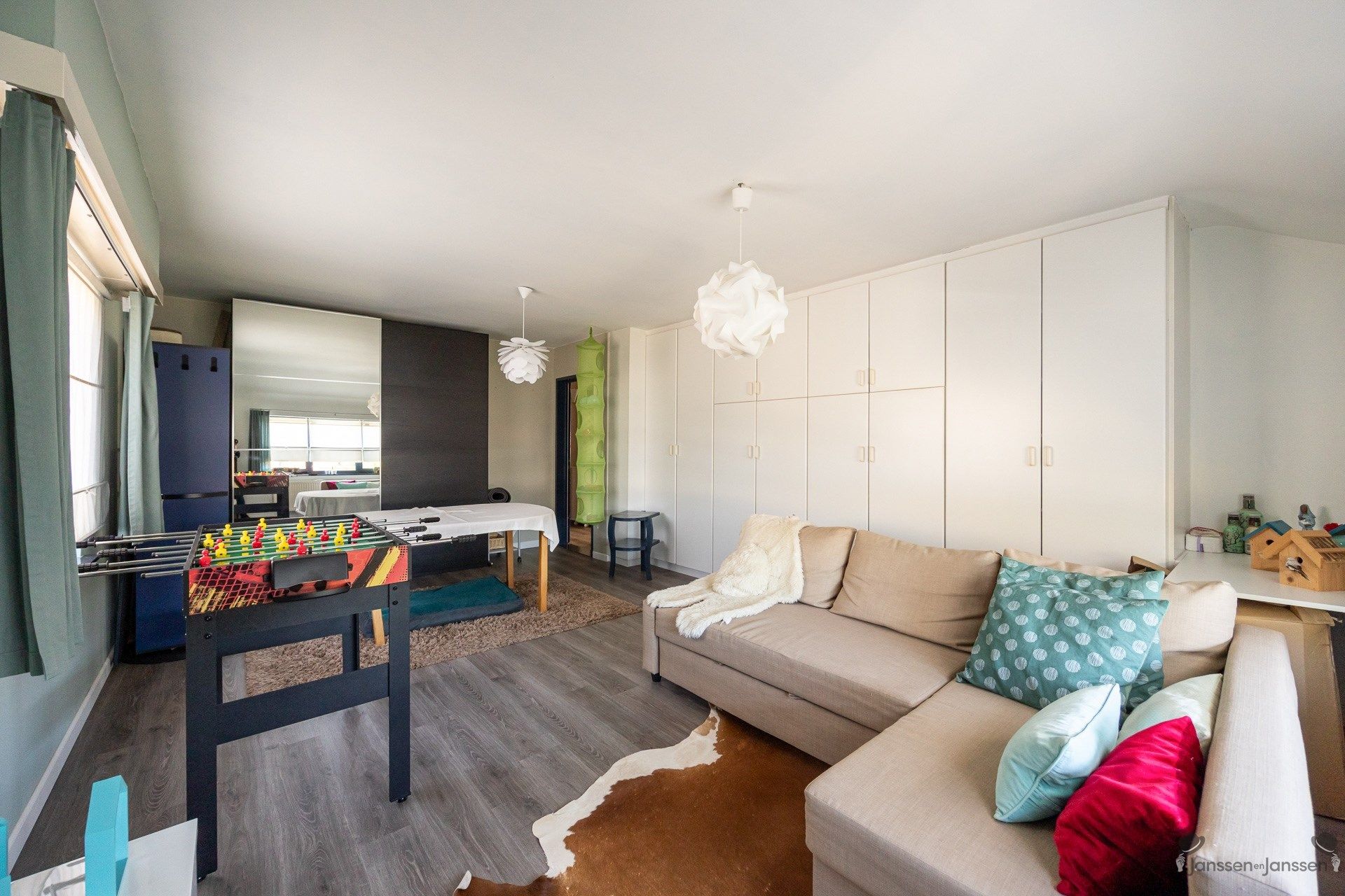 Ruime woning met vijf slaapkamers, vijver en zwembad op 977 m². foto 18