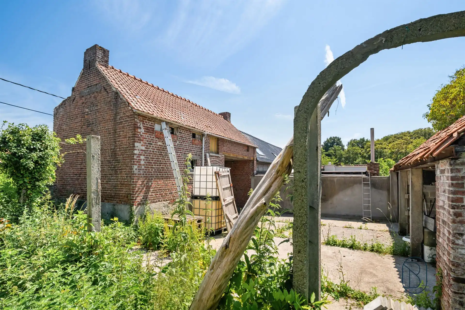 Totaal te renoveren woning met bijgebouwen op 1570m2 foto 33