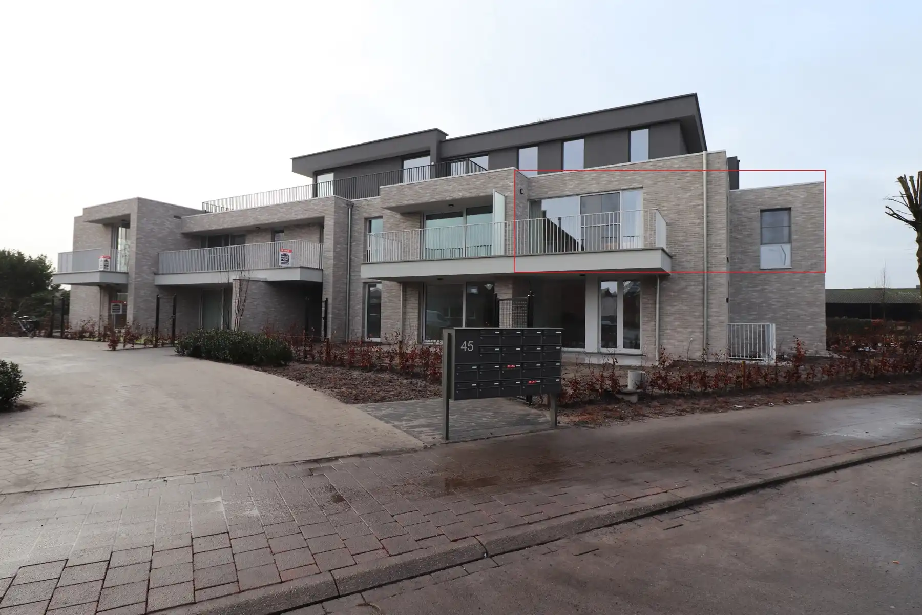 2-Slaapkamer-appartement (BEN) op de 1ste verdieping met lift, terras, ondergrondse autostaanplaats en kelderberging. foto {{pictureIndex}}