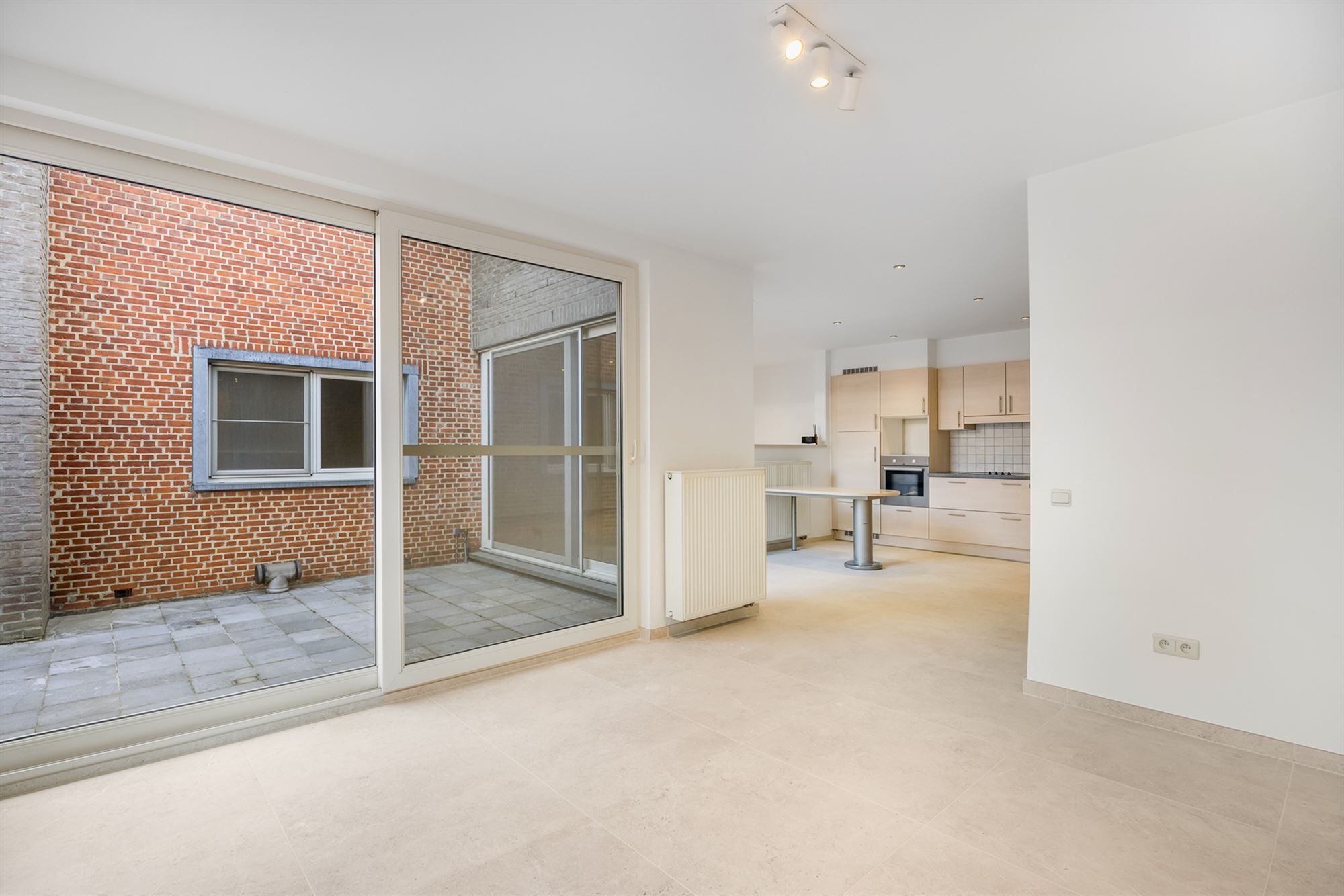 VOLLEDIG INSTAPKLAAR GELIJKVLOERS APPARTEMENT (145M²) MET 2 SLAAPKAMERS, INPANDIGE GARAGE EN TUIN/KOER TE BERINGEN-CENTRUM foto 9