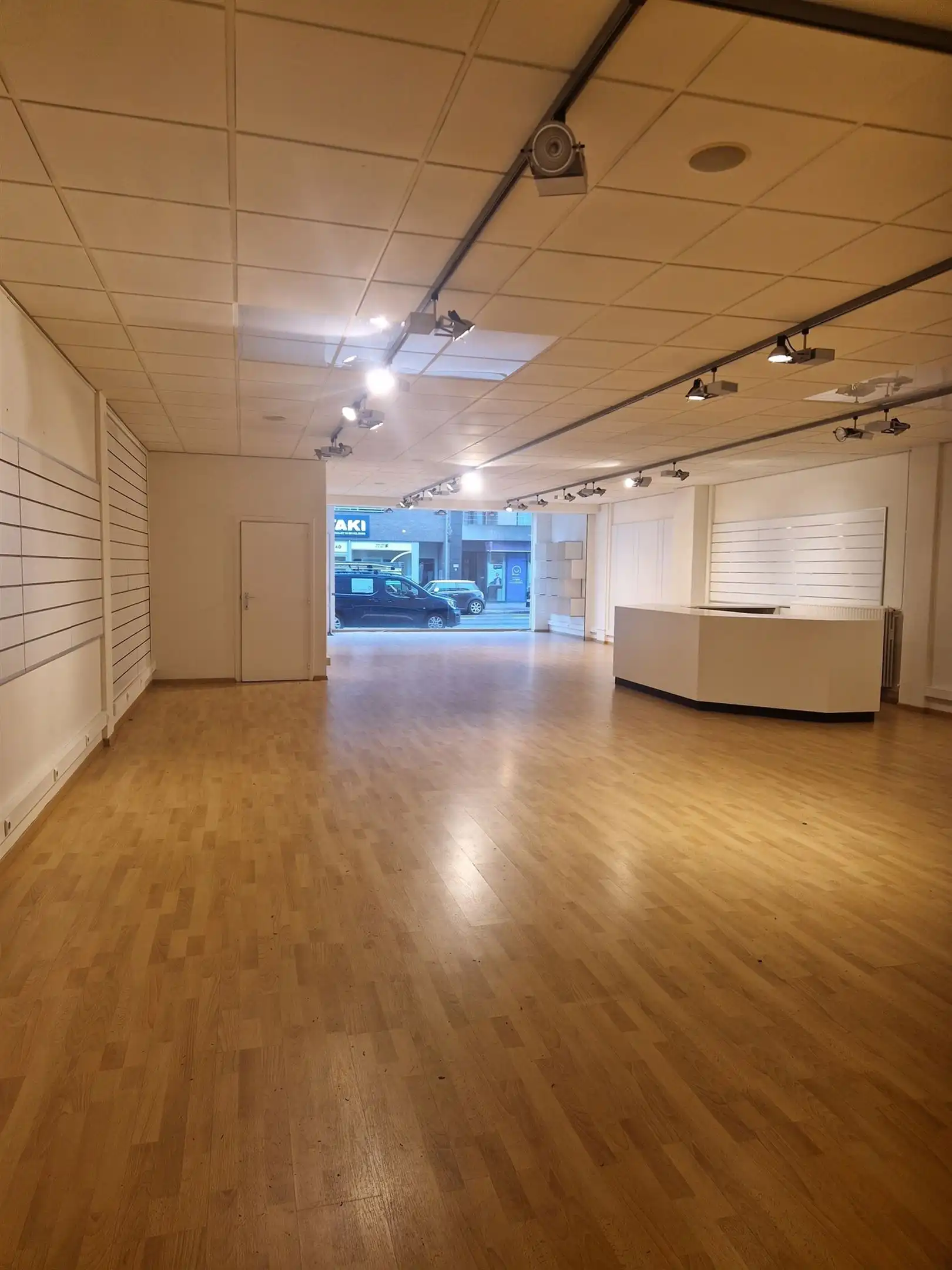 Ruime handelsruimte in het centrum van Brasschaat. foto 3