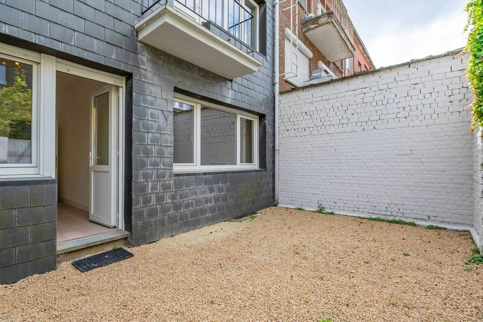 Gerenoveerd gelijkvloers appartement met twee slaapkamers foto 7