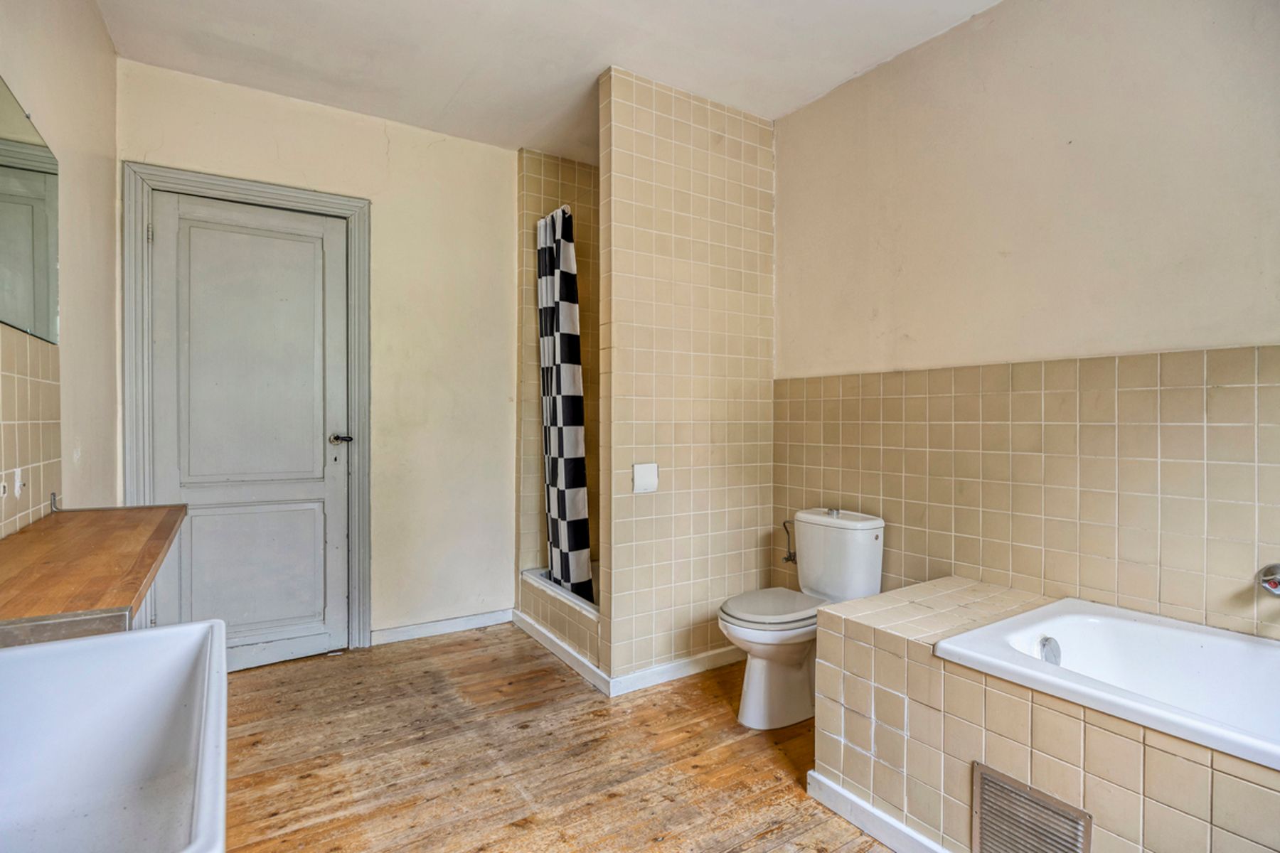 Ruim renovatieproject (226m²) met tuin aan kanaal foto 24