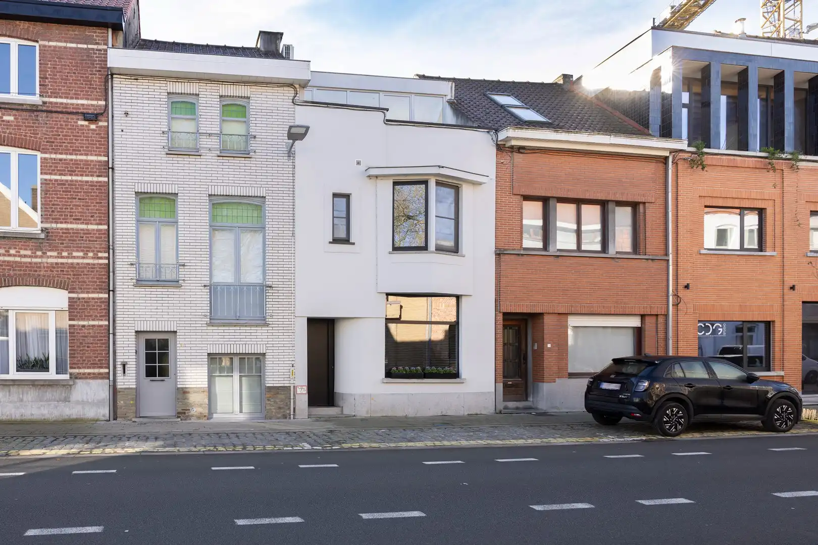 Karaktervolle stadswoning met tuin én garage. foto {{pictureIndex}}