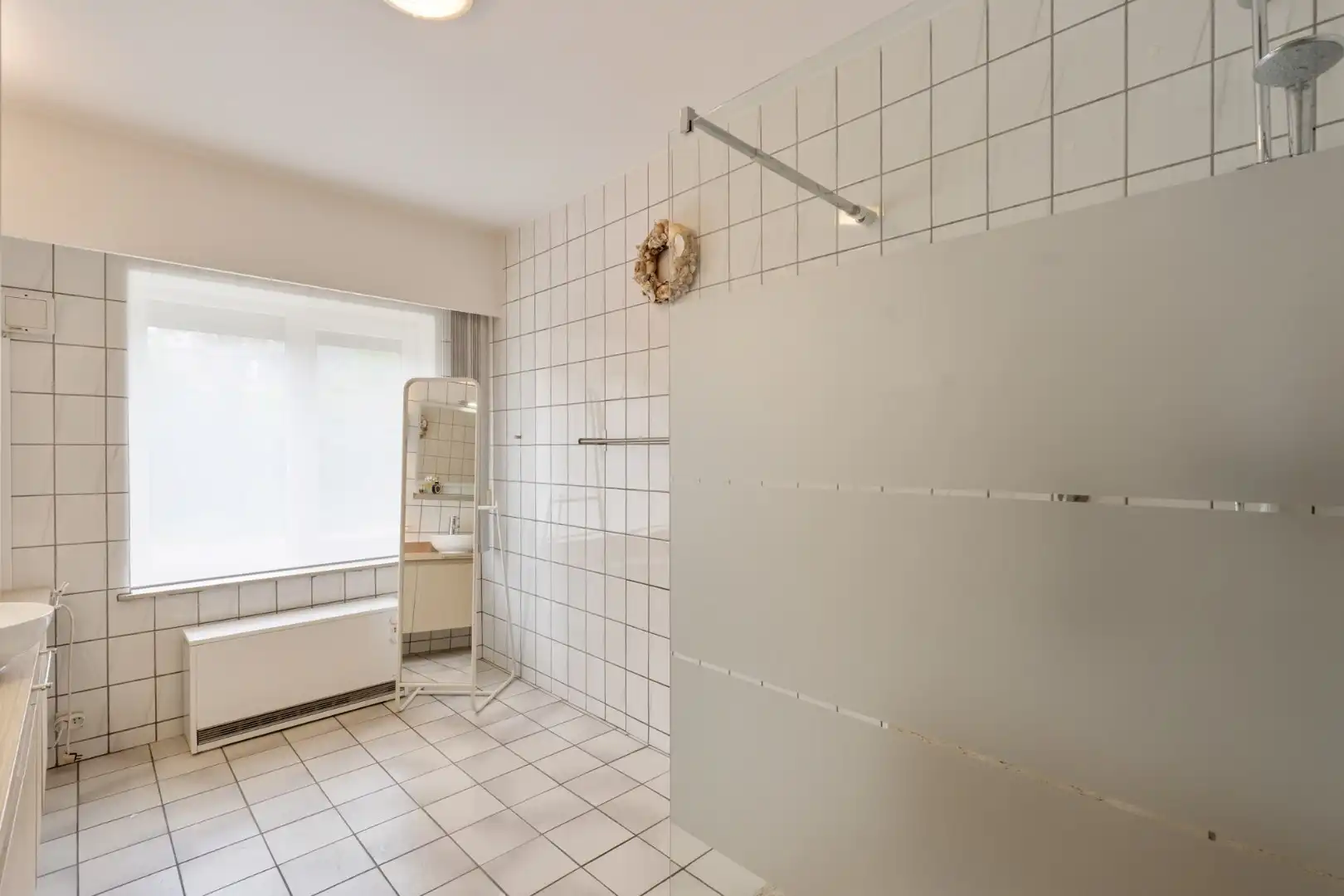 Gelijkvloers, degelijk appartement met 2 slaapkamers, ruim terras, carport en garage. foto 19