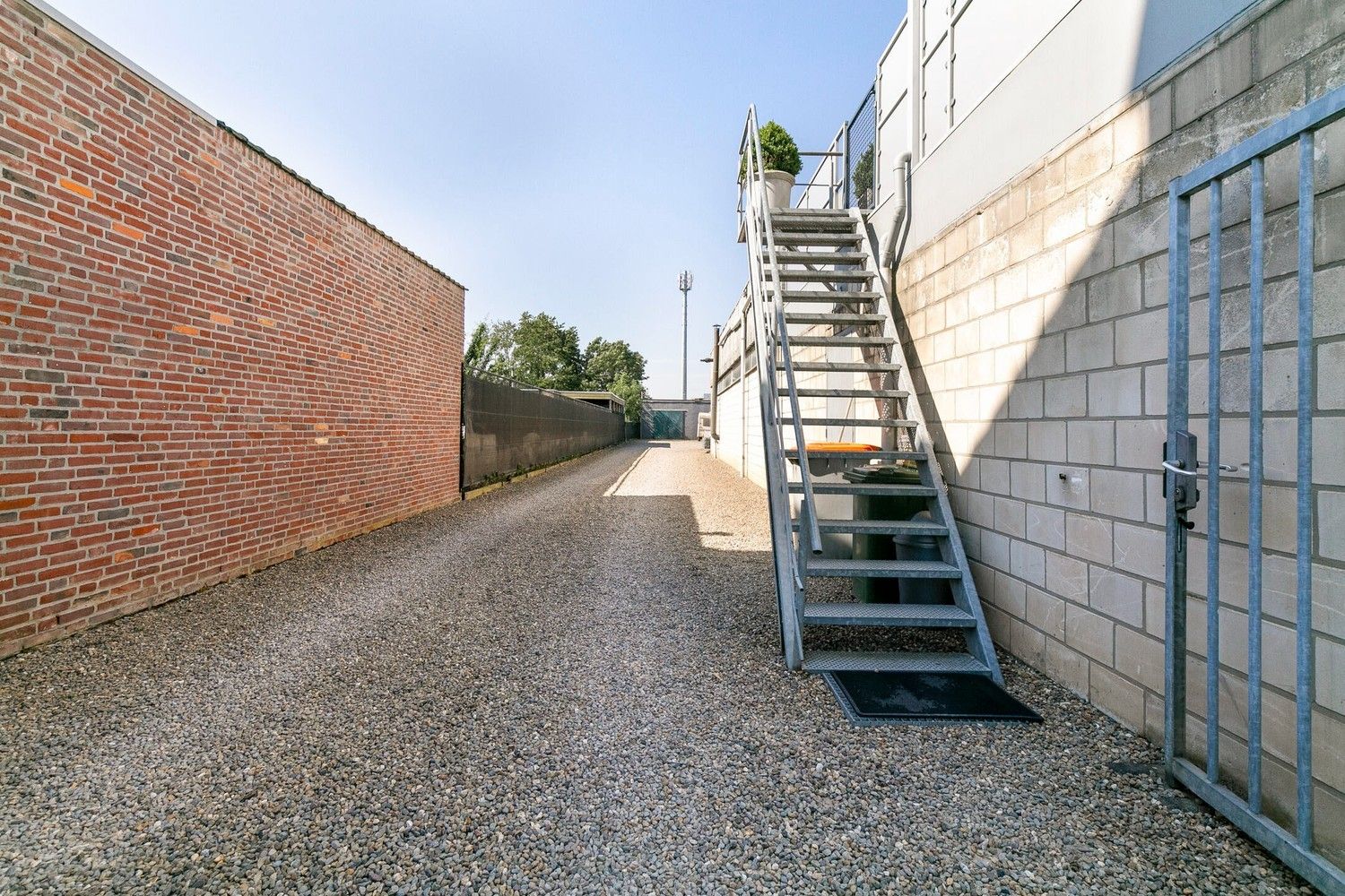 Handelsruimte met luxe duplex-appartement en verhuurde loodsen op het industrieterrein in Lanaken foto 36